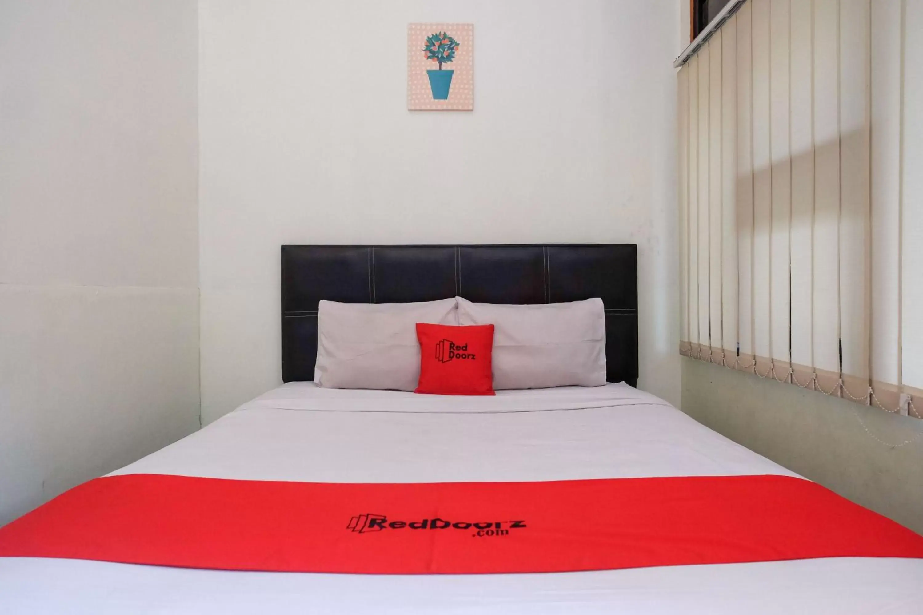 Bedroom, Bed in RedDoorz near Lotte Mart Maguwoharjo Yogyakarta