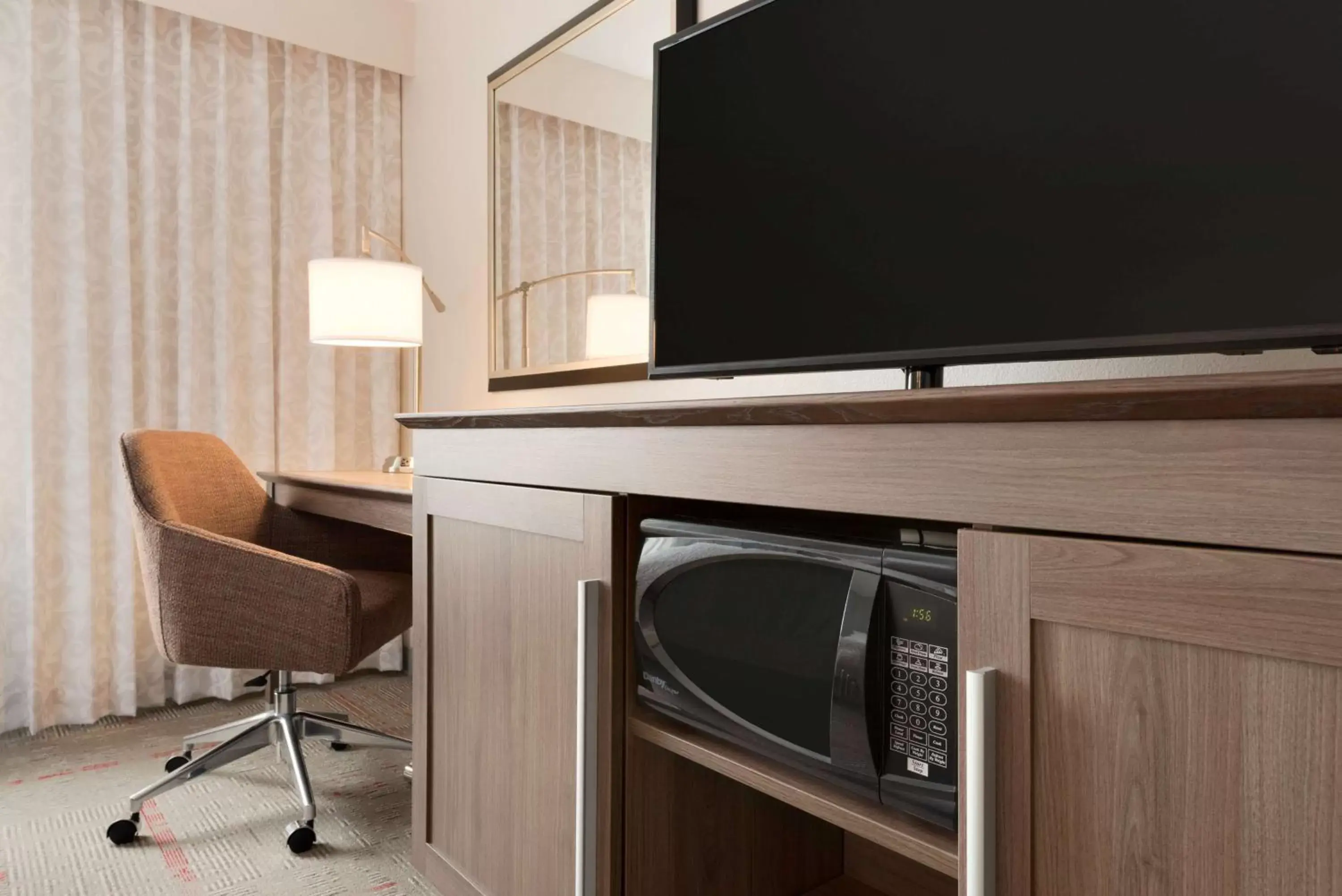 Bed, TV/Entertainment Center in Hampton Inn & Suites Kenosha