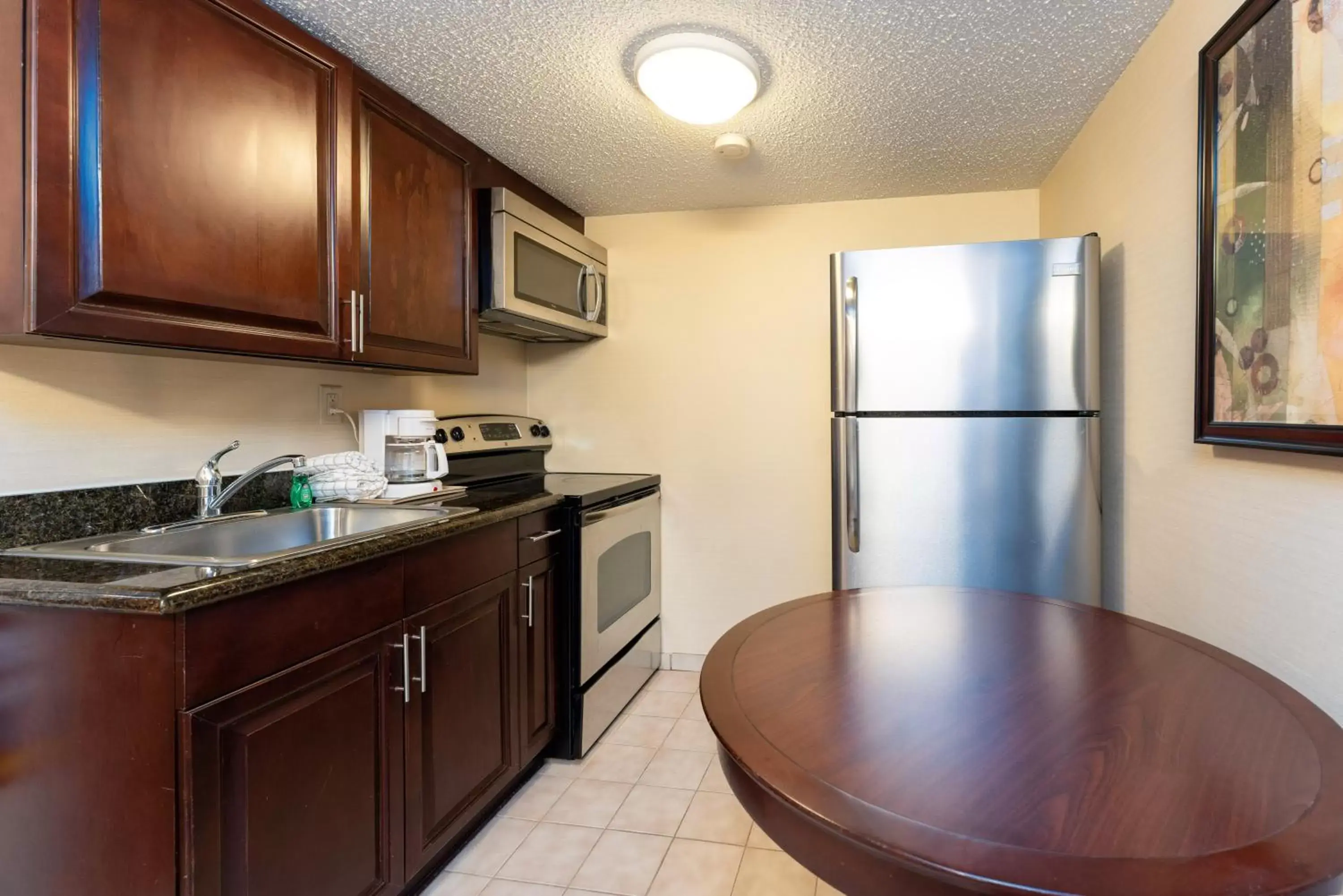 Kitchen or kitchenette, Kitchen/Kitchenette in Kahler Inn and Suites