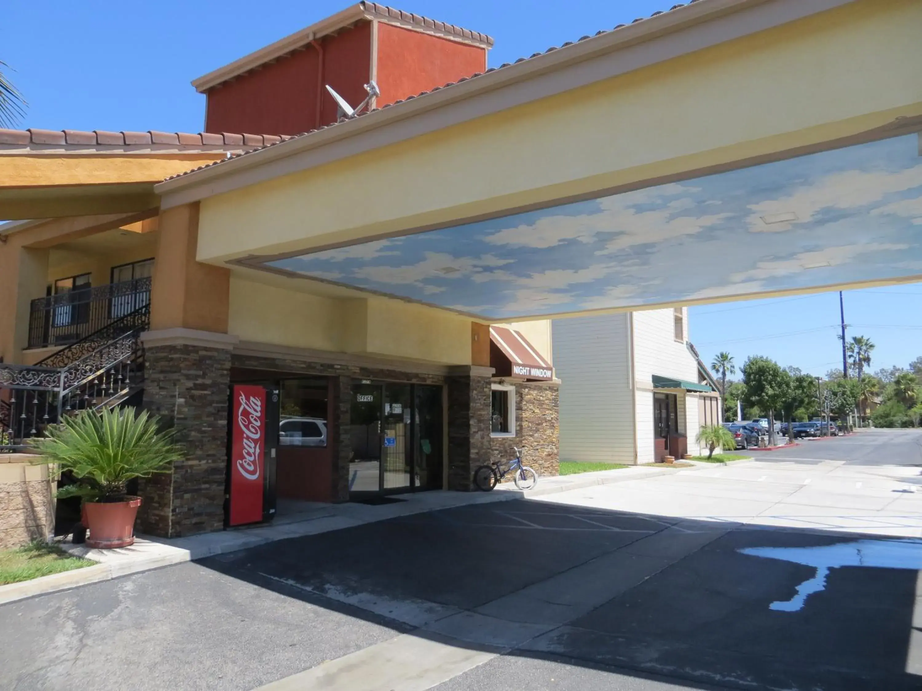 Facade/entrance in Azusa Inn Facade/entrance in Azusa Inn