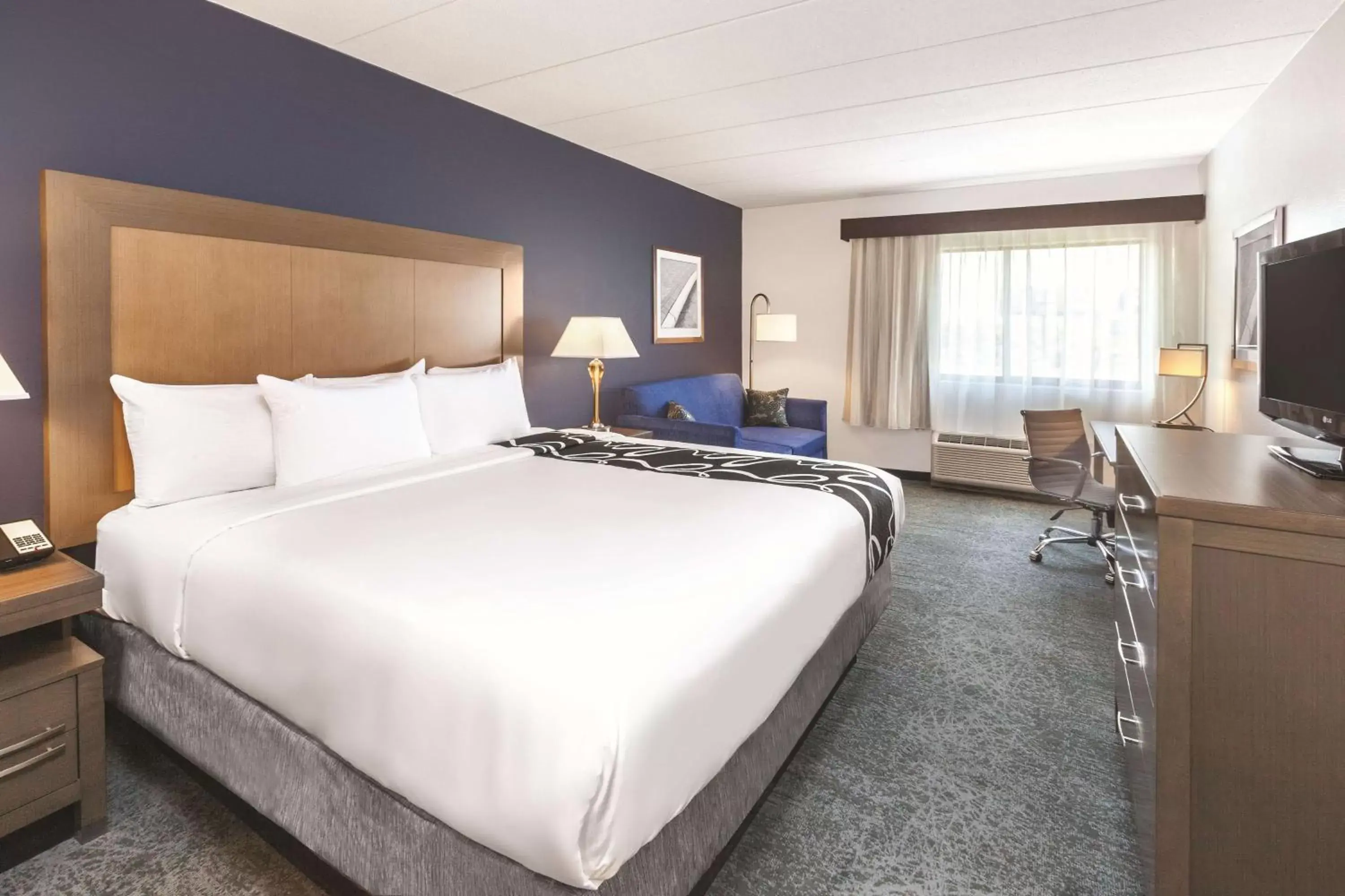 Photo of the whole room, Bed in La Quinta by Wyndham Philadelphia Airport