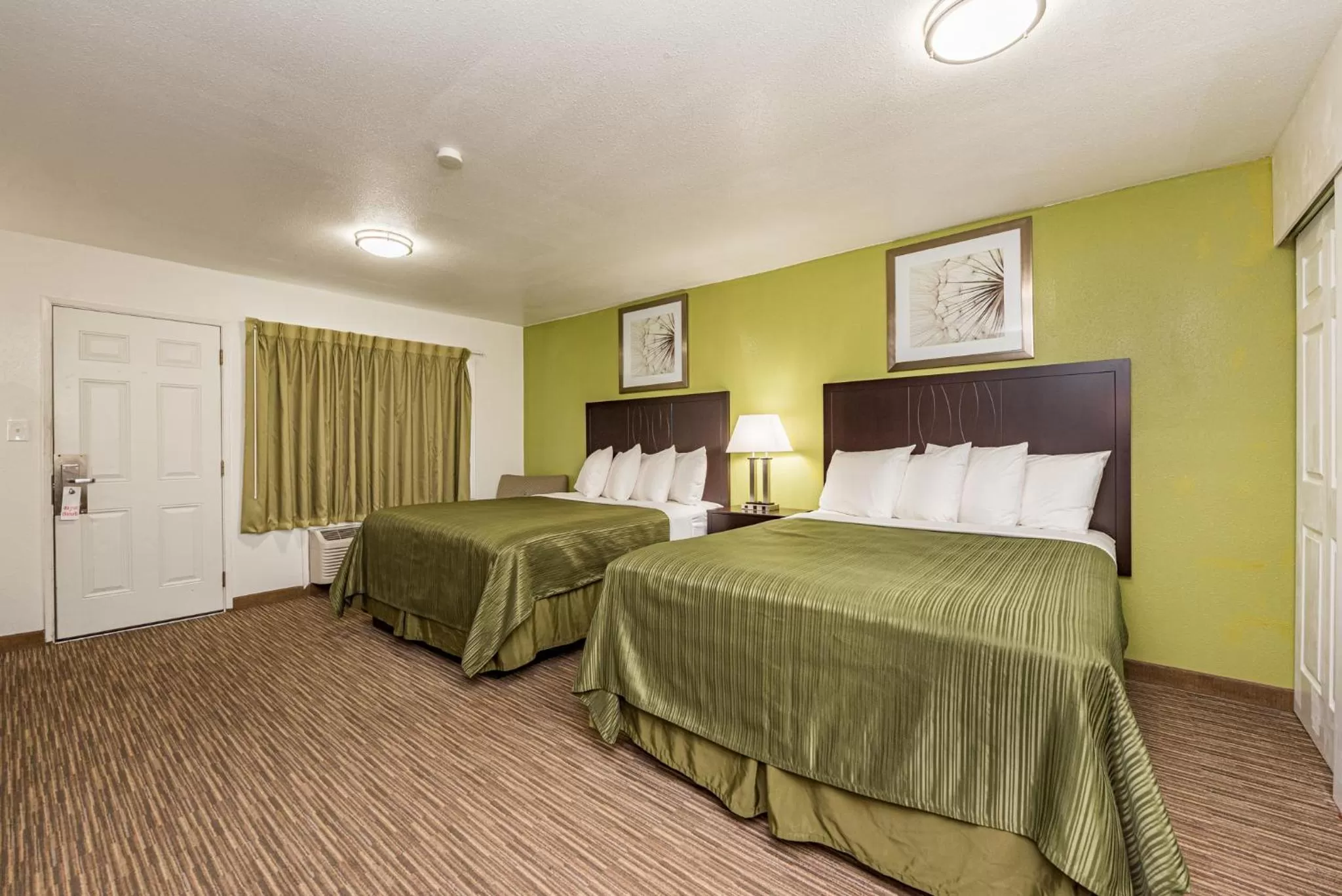 Bed in Sundowner Motel Sequim