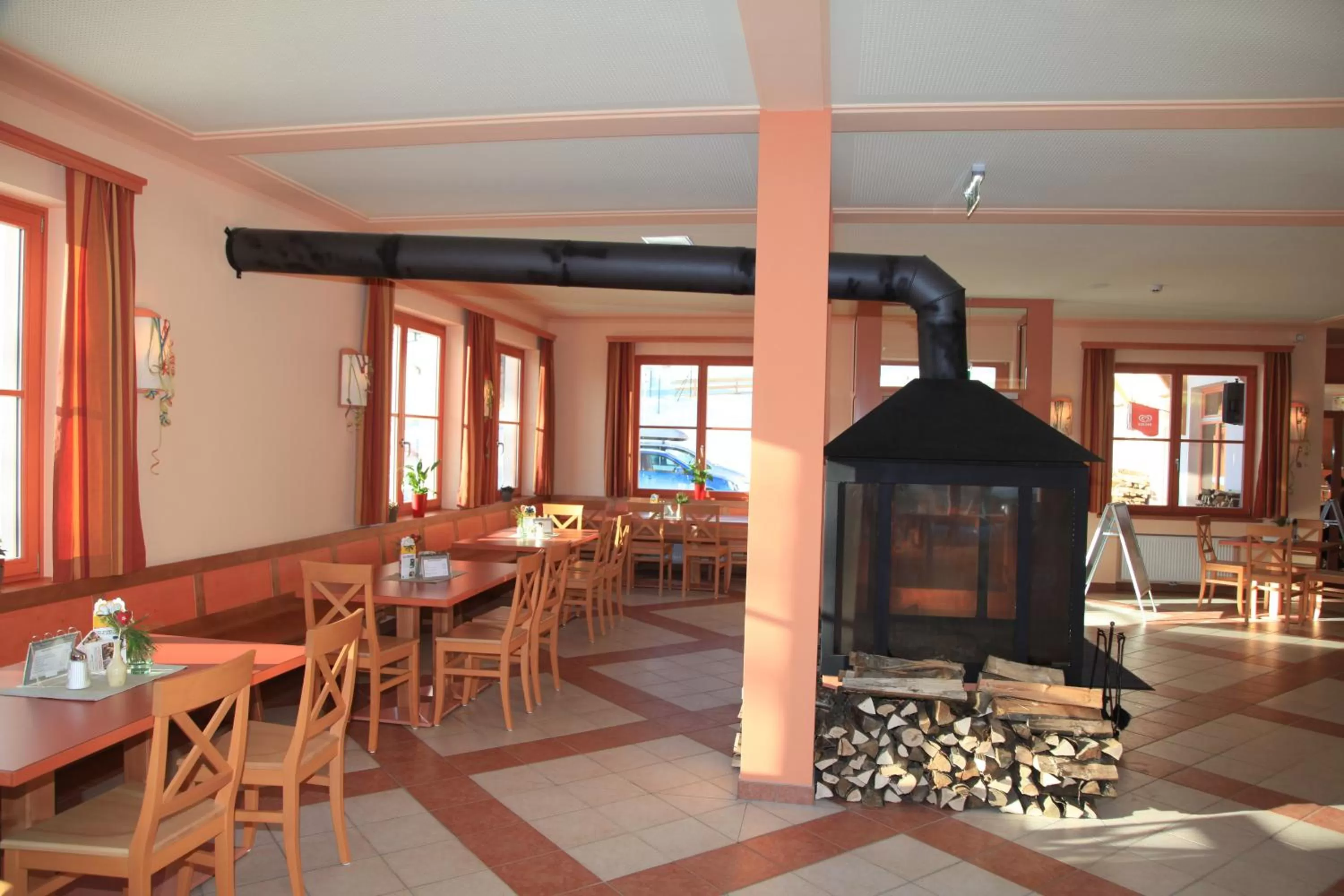 Restaurant/Places to Eat in JUFA Hotel Nockberge