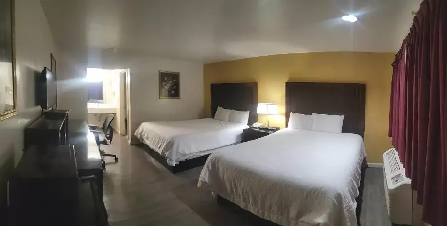 Photo of the whole room, Bed in Mission Inn and Suites