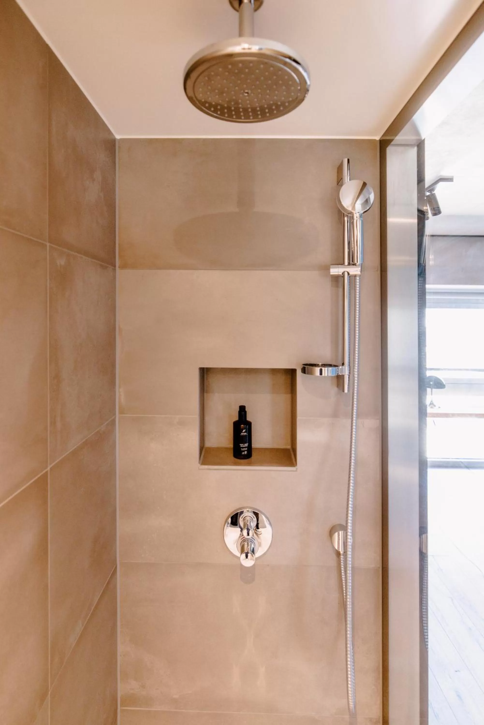 Shower in THE FLAG West M.