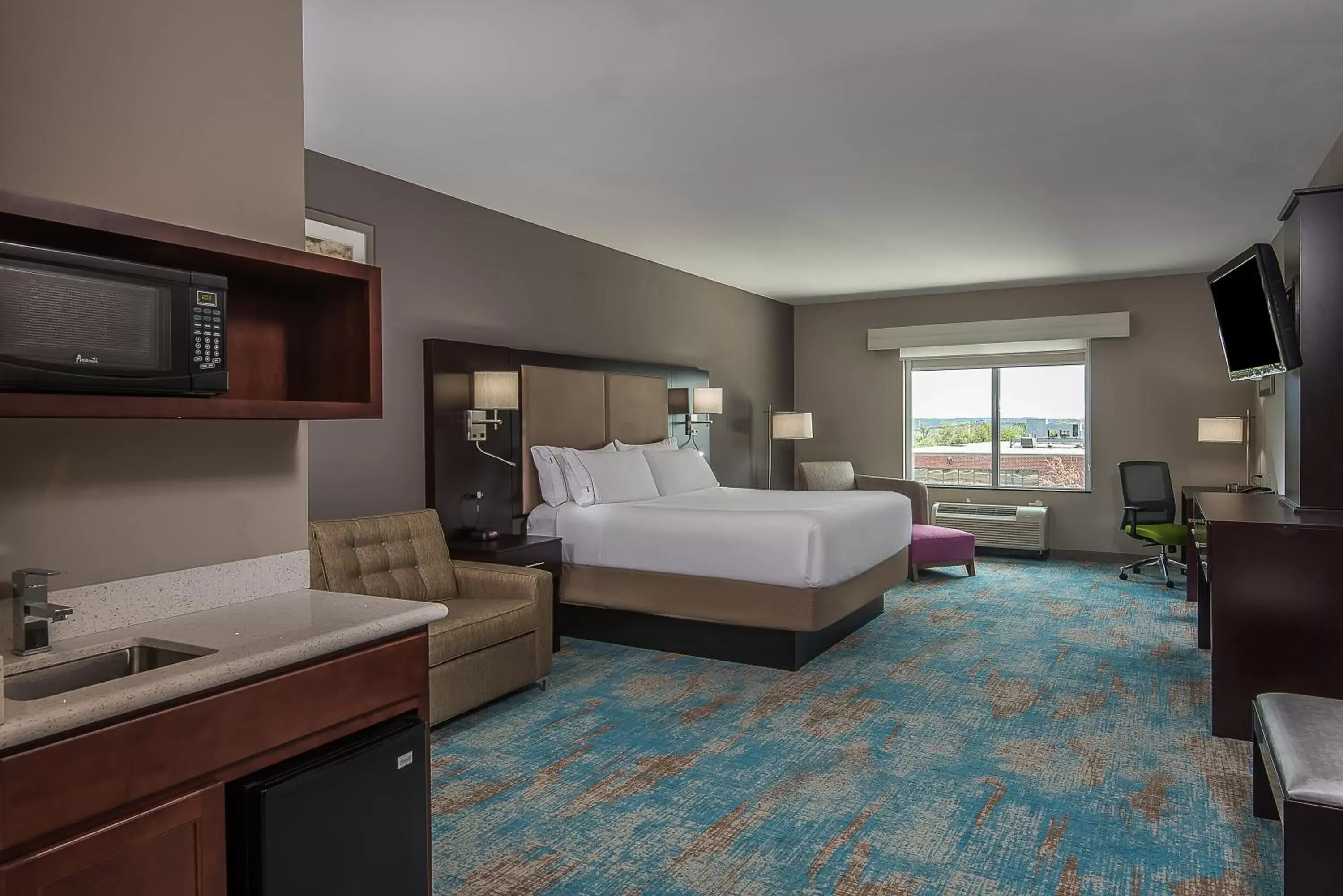 Photo of the whole room, Bed in Holiday Inn Express & Suites Norwood, an IHG Hotel