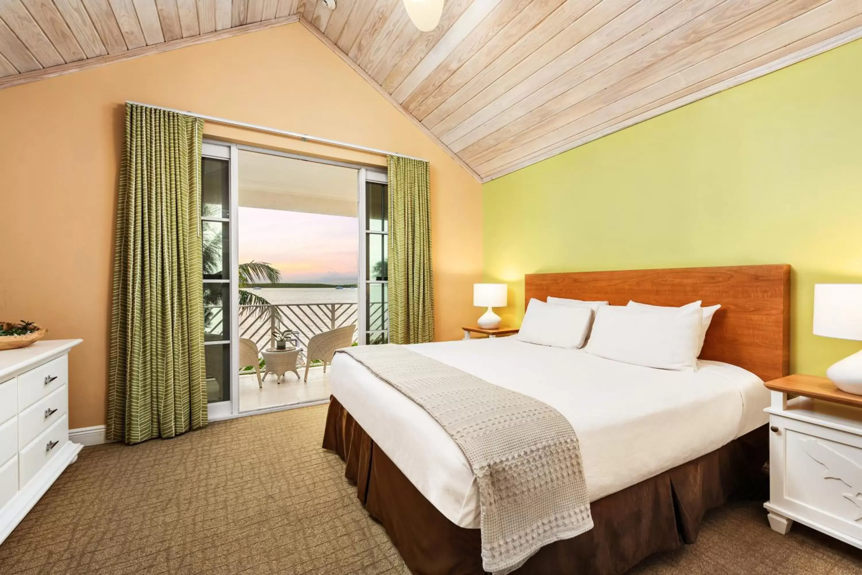 Bed in Islander Bayside Villas & Boatslips