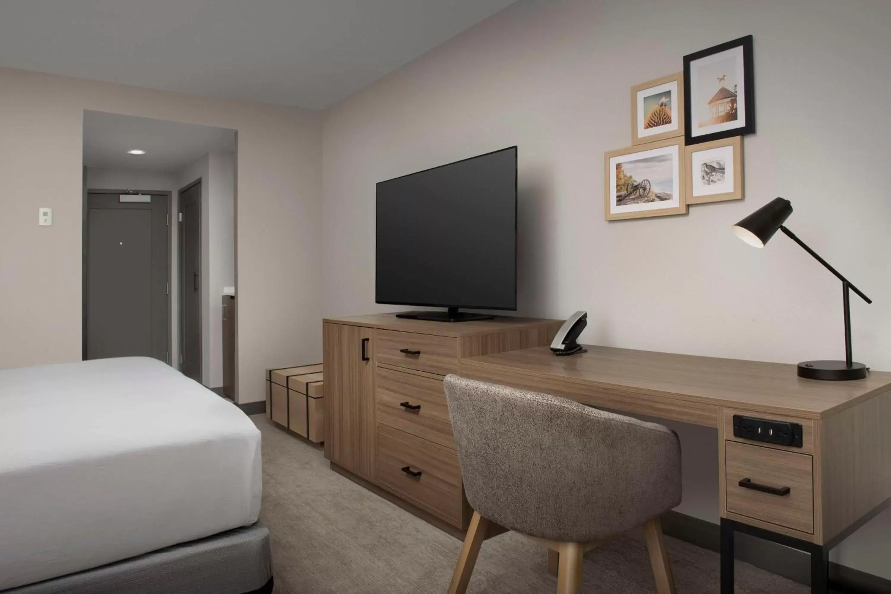 Bedroom, TV/Entertainment Center in Doubletree by Hilton Chattanooga Hamilton Place