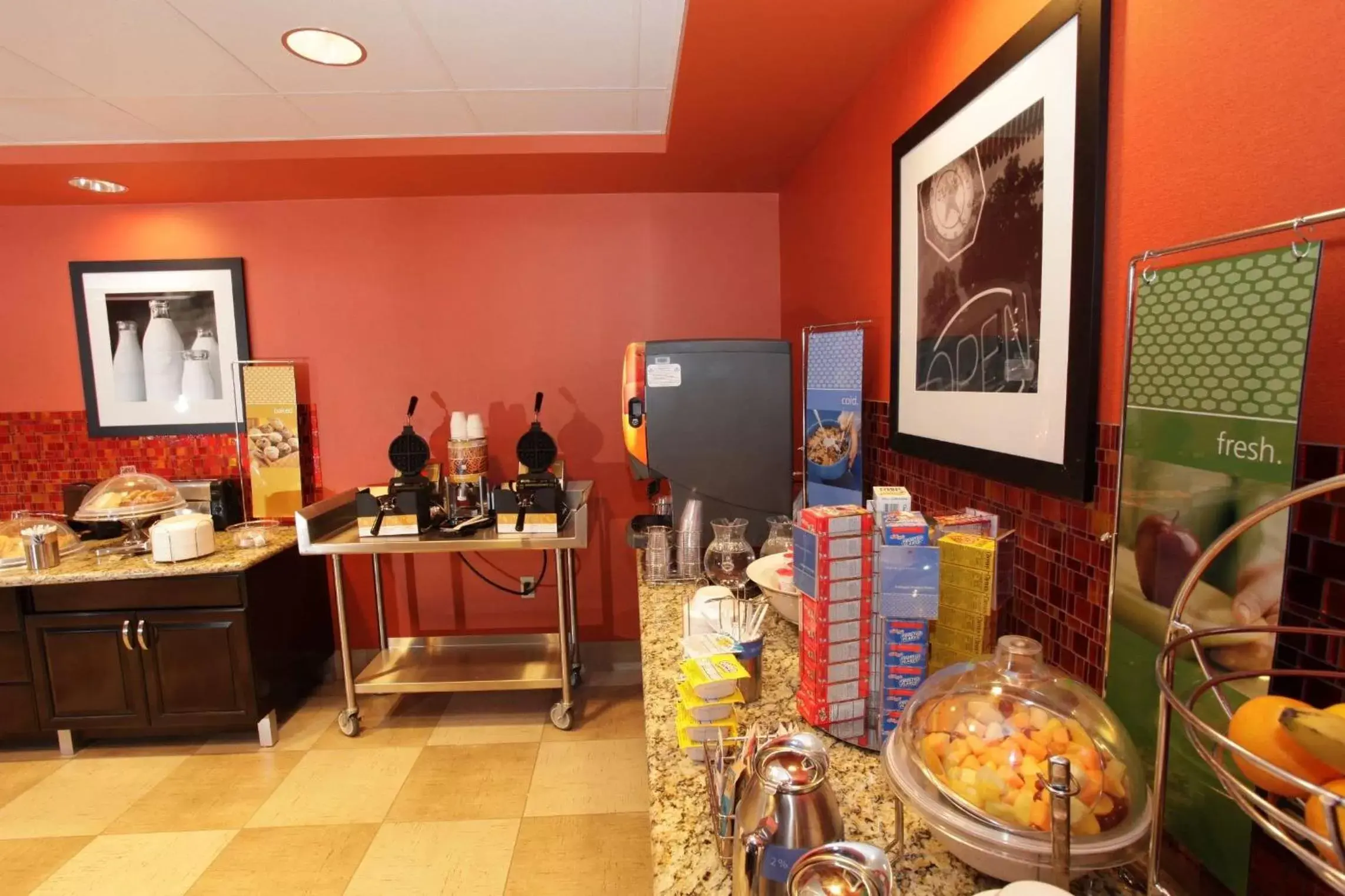 Breakfast in Hampton Inn & Suites Phoenix Chandler Fashion Center Breakfast in Hampton Inn & Suites Phoenix Chandler Fashion Center