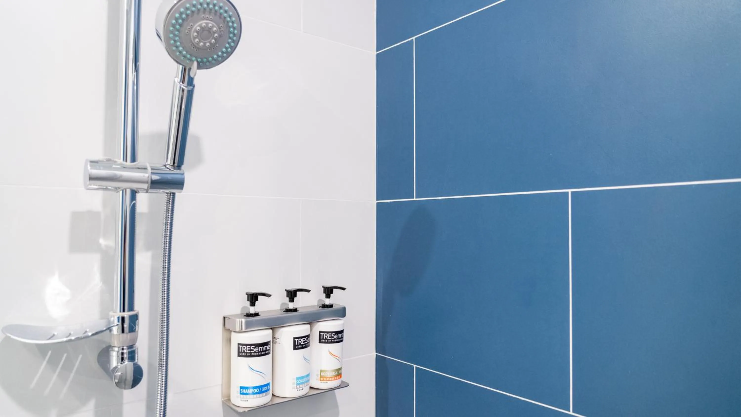 Shower in Holiday Inn Express Yangjiang City Center by IHG