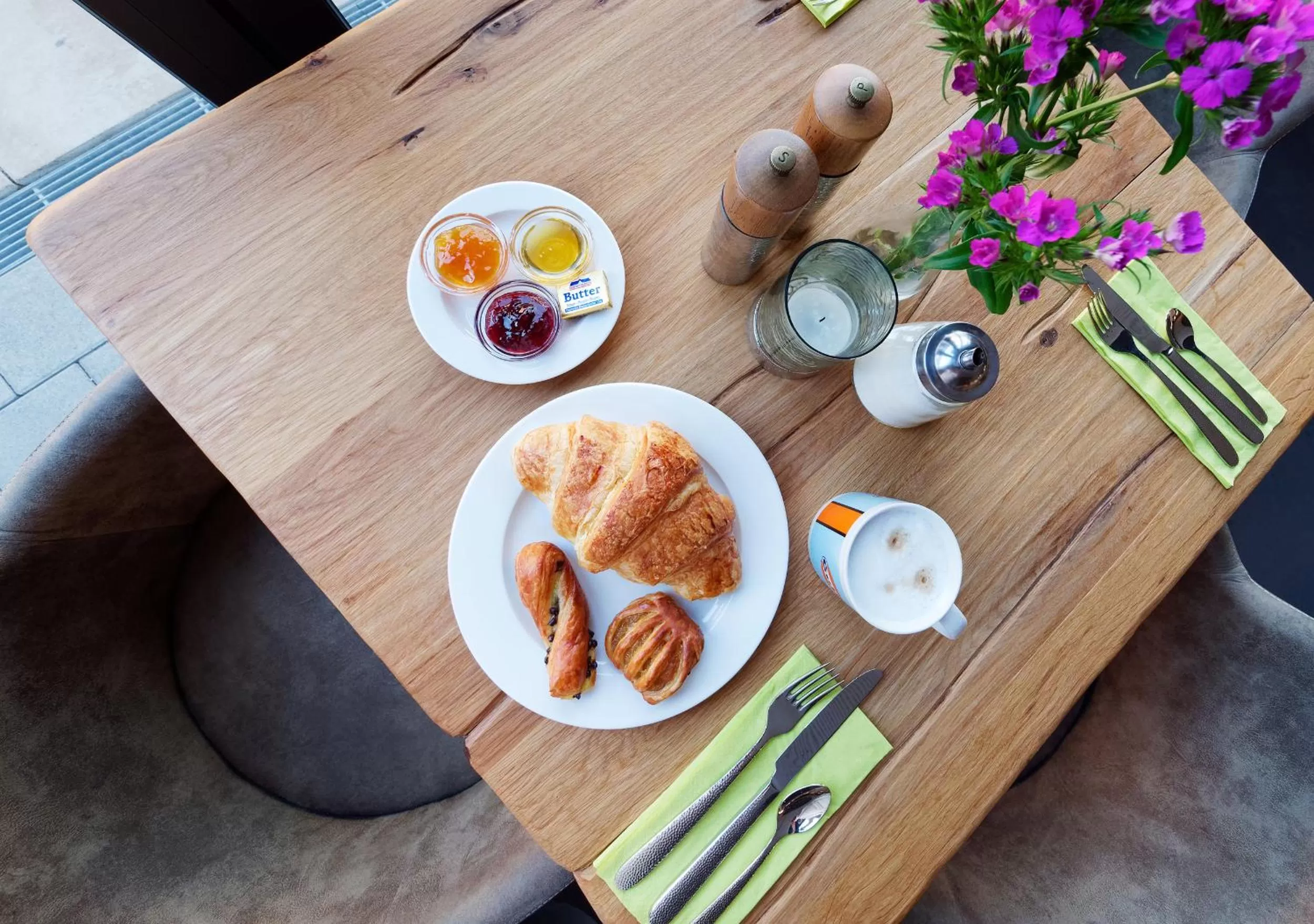 Breakfast in V8 HOTEL Classic Motorworld Region Stuttgart