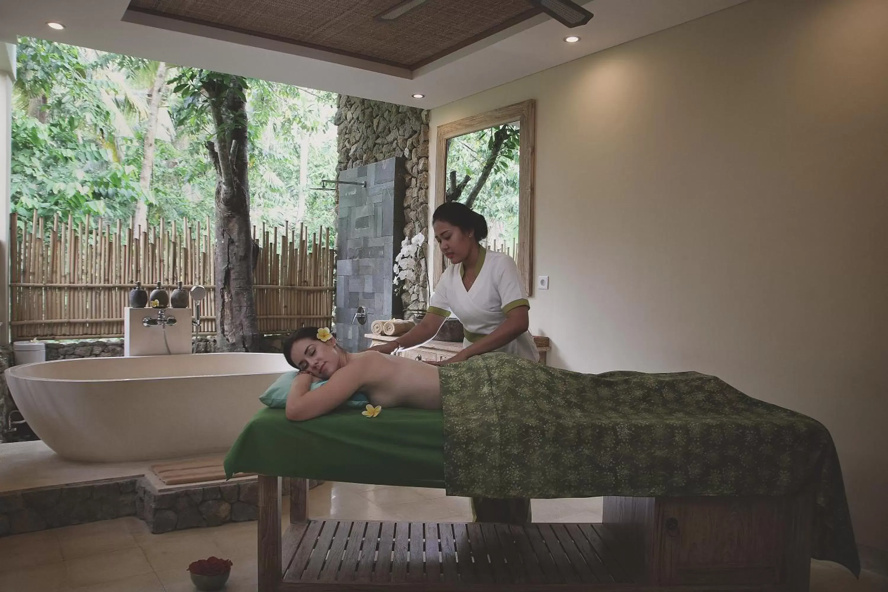 Massage in The Alena a Pramana Experience