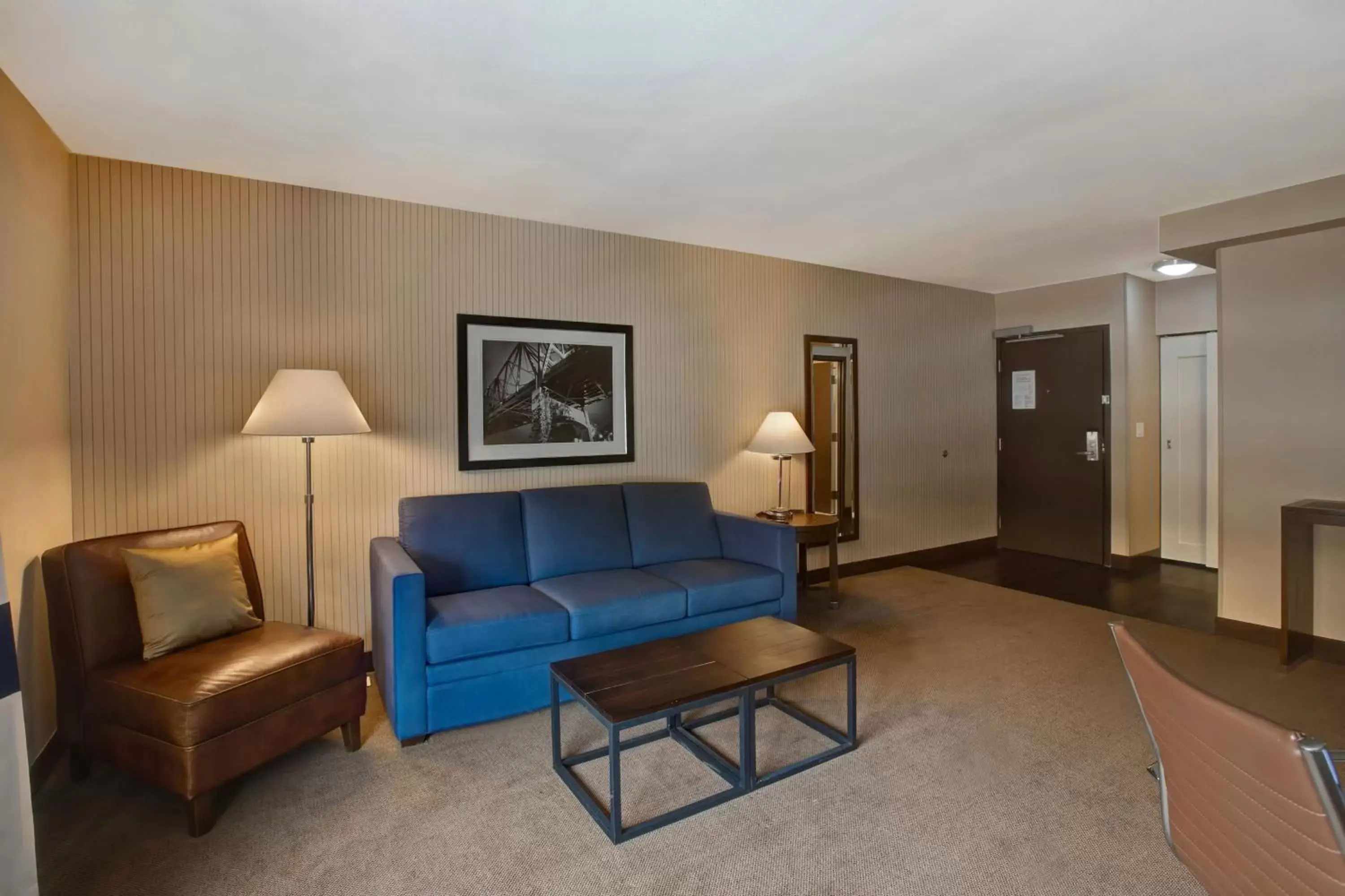 Bedroom, Seating Area in Four Points by Sheraton Peoria