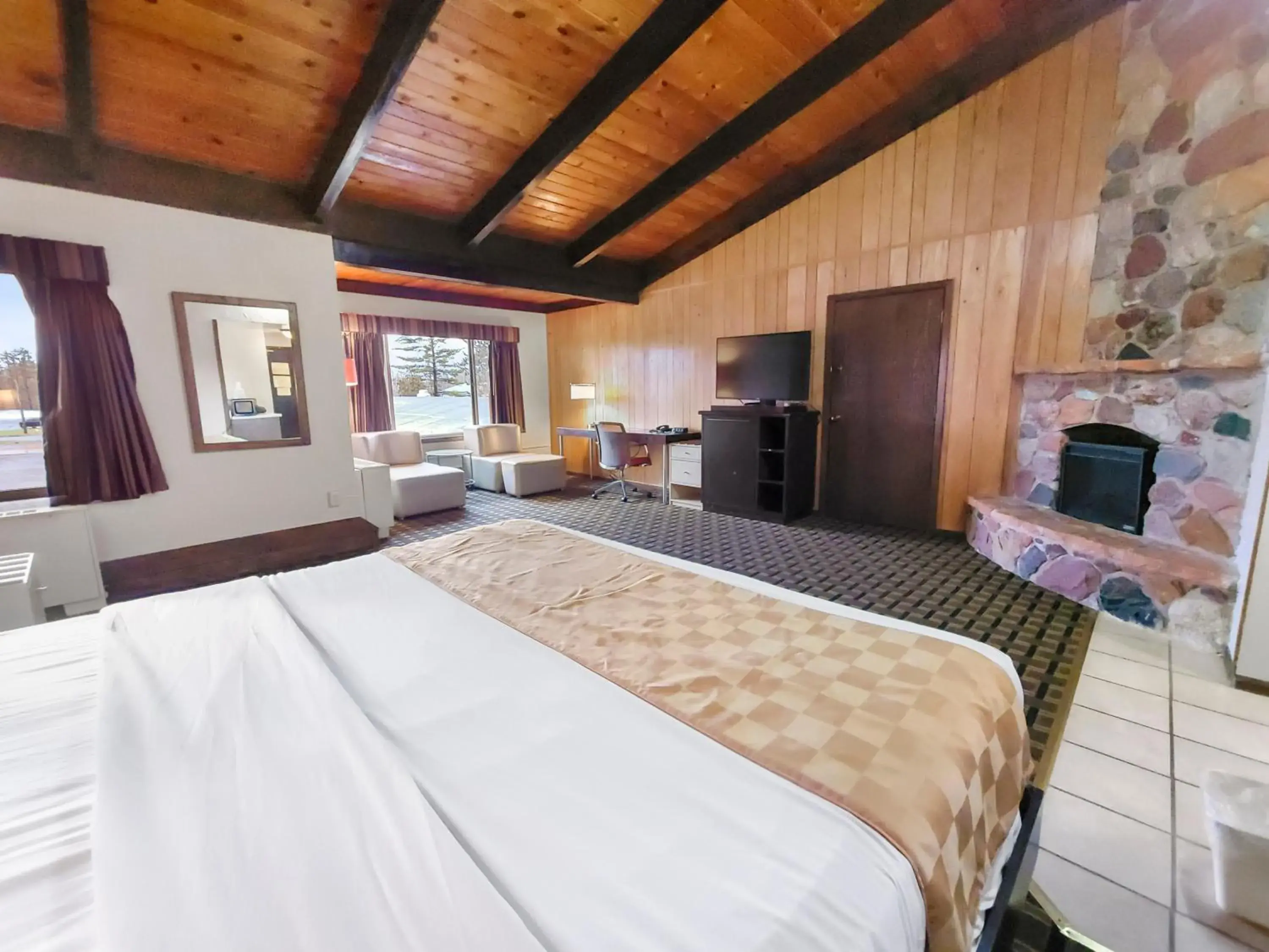 Bed in Americas Best Value Inn Hinckley
