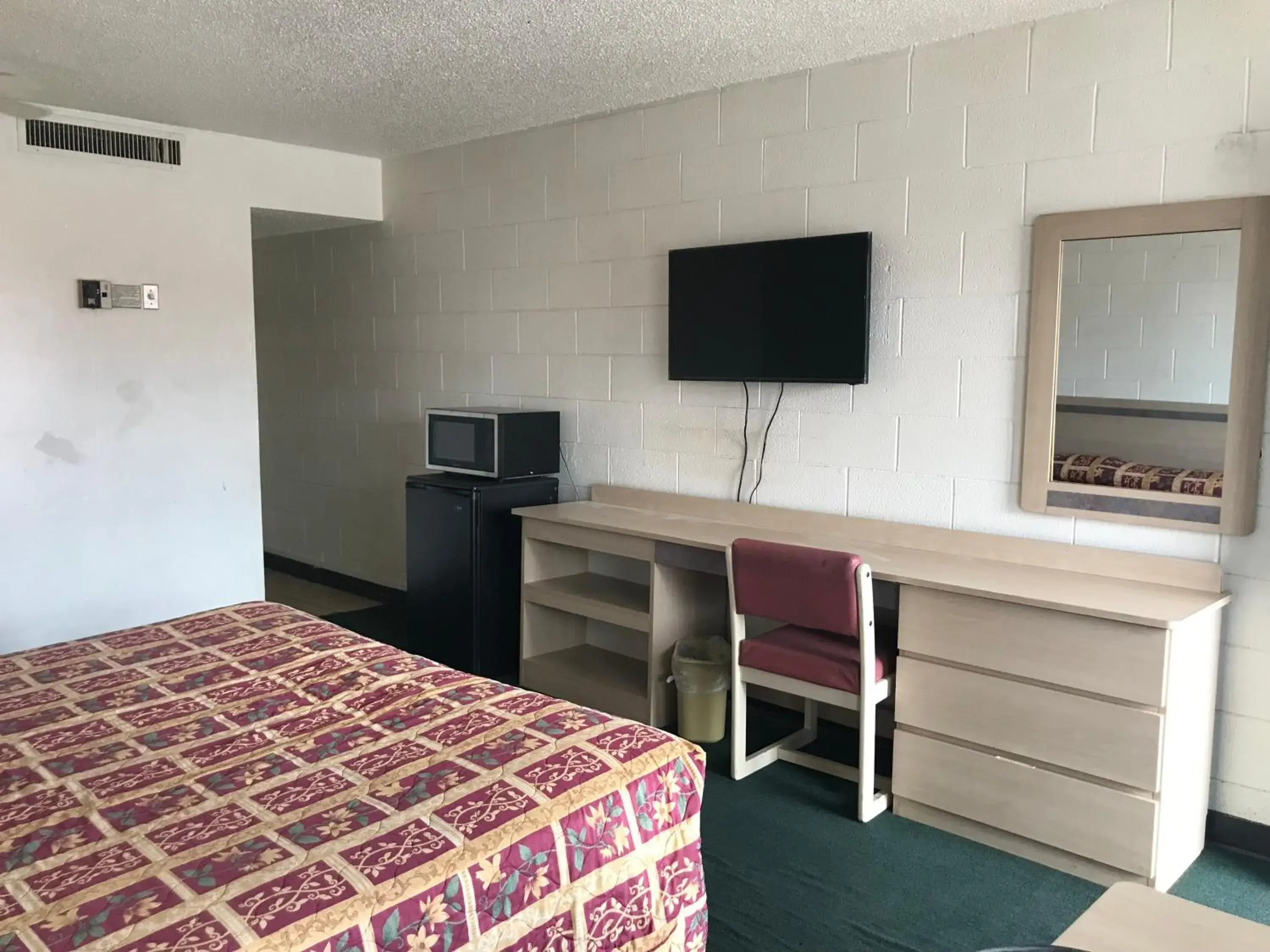 Bed, TV/Entertainment Center in Super Lodge Motel El Paso