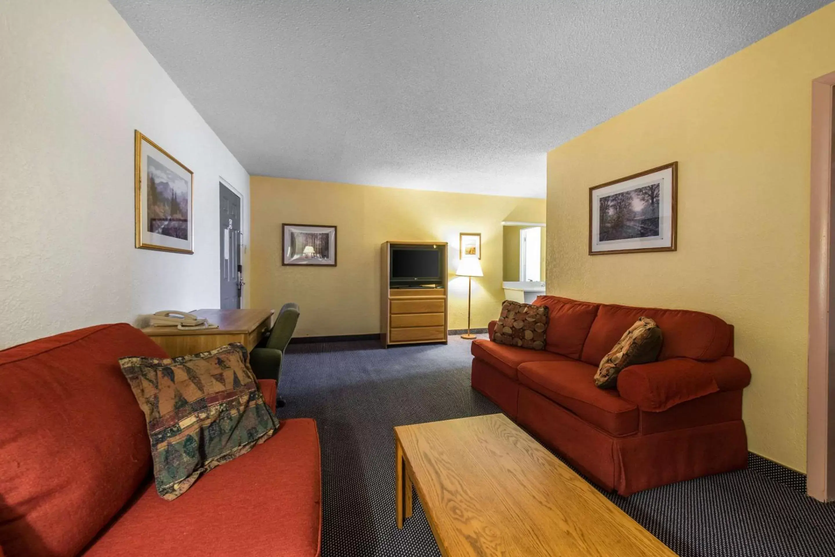 Photo of the whole room, Seating Area in Rodeway Inn & Suites Colorado Springs