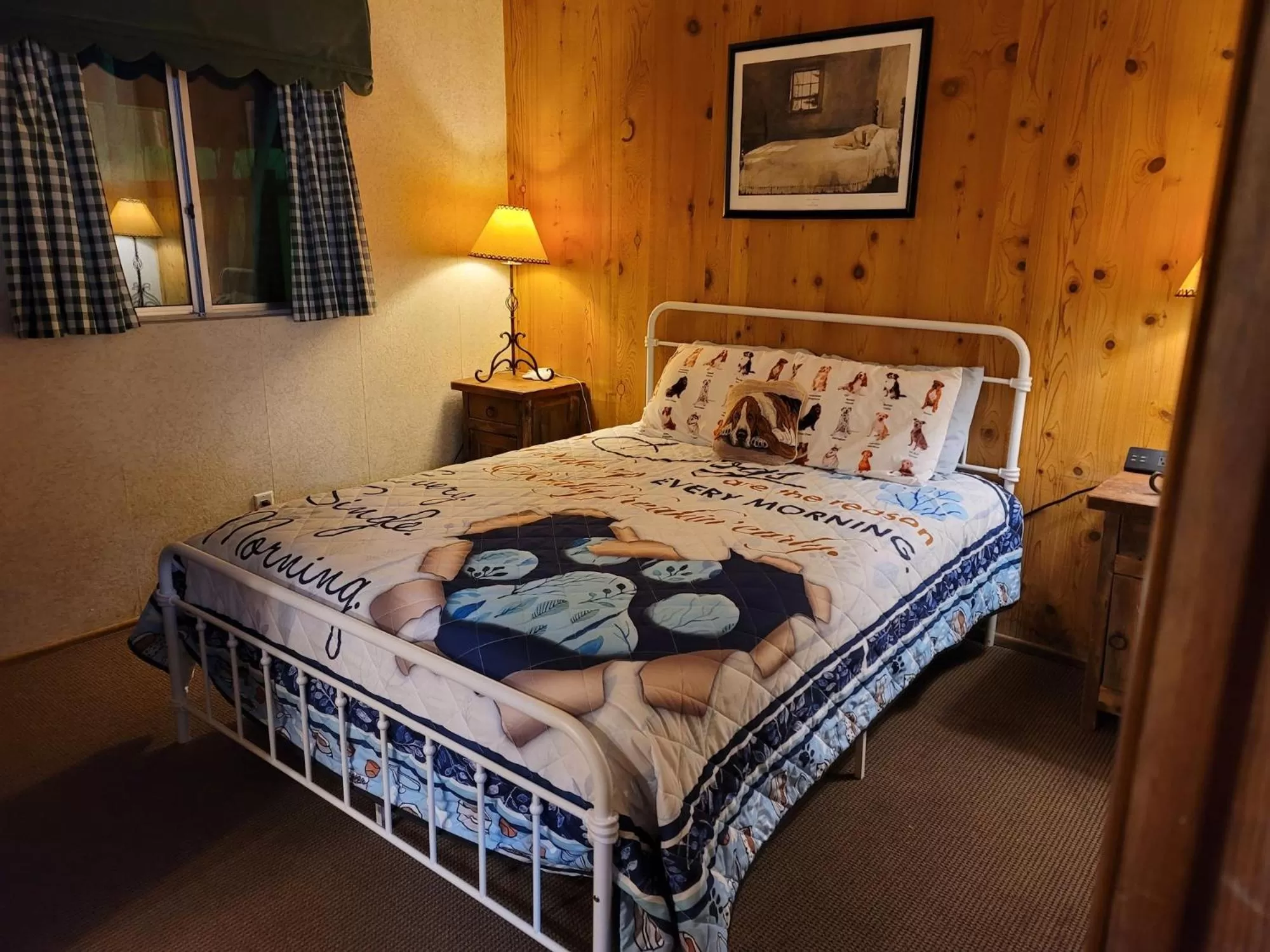 Bedroom, Bed in Hillcrest Suites & Cabins