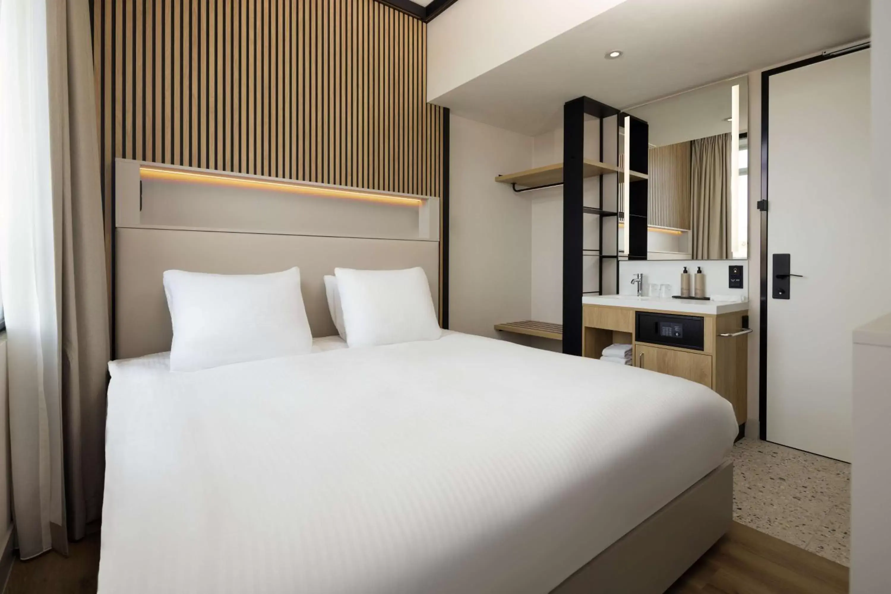 Bed in Motto By Hilton Rotterdam Blaak