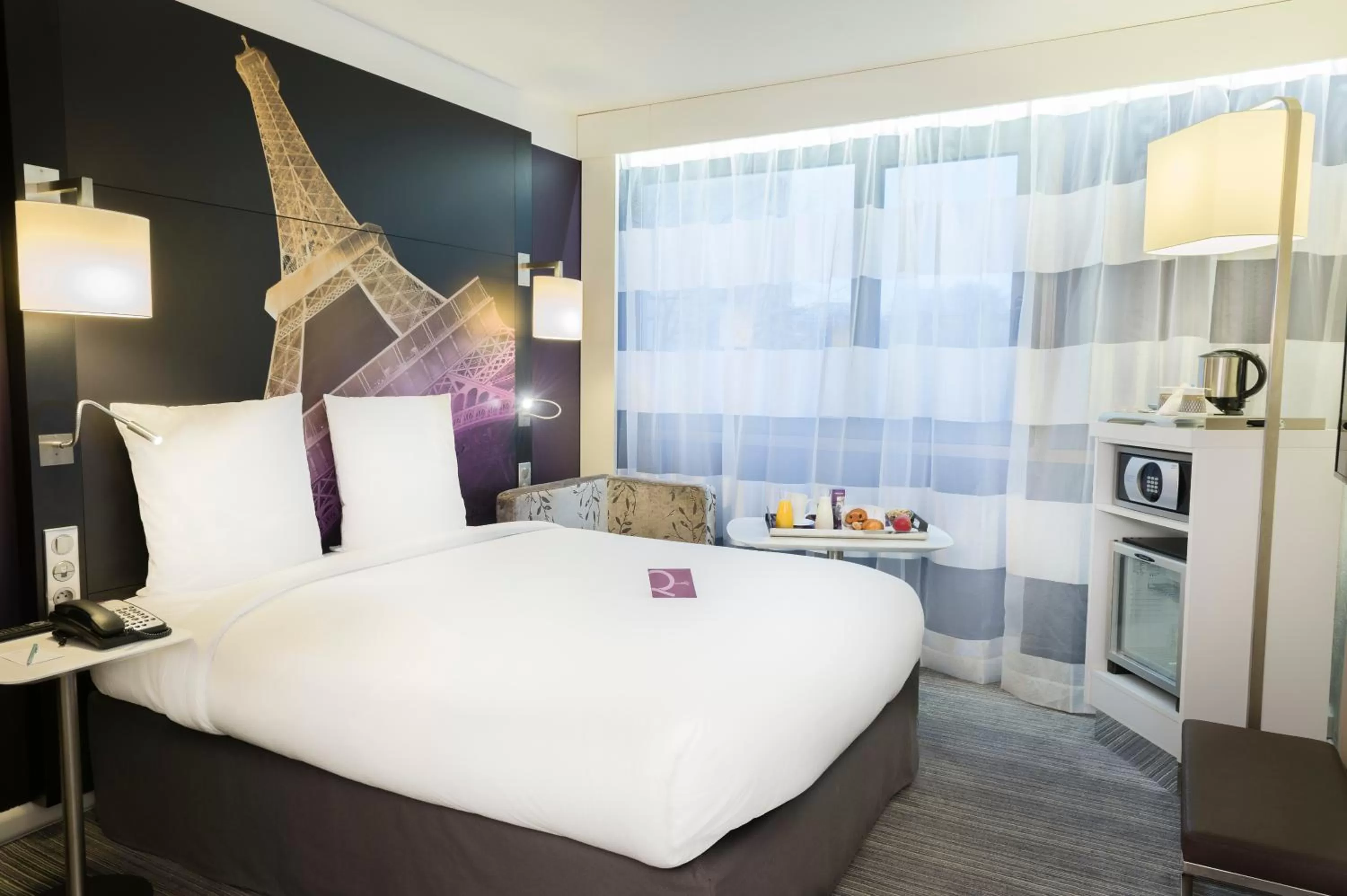 Bedroom, Bed in Mercure Paris Centre Tour Eiffel