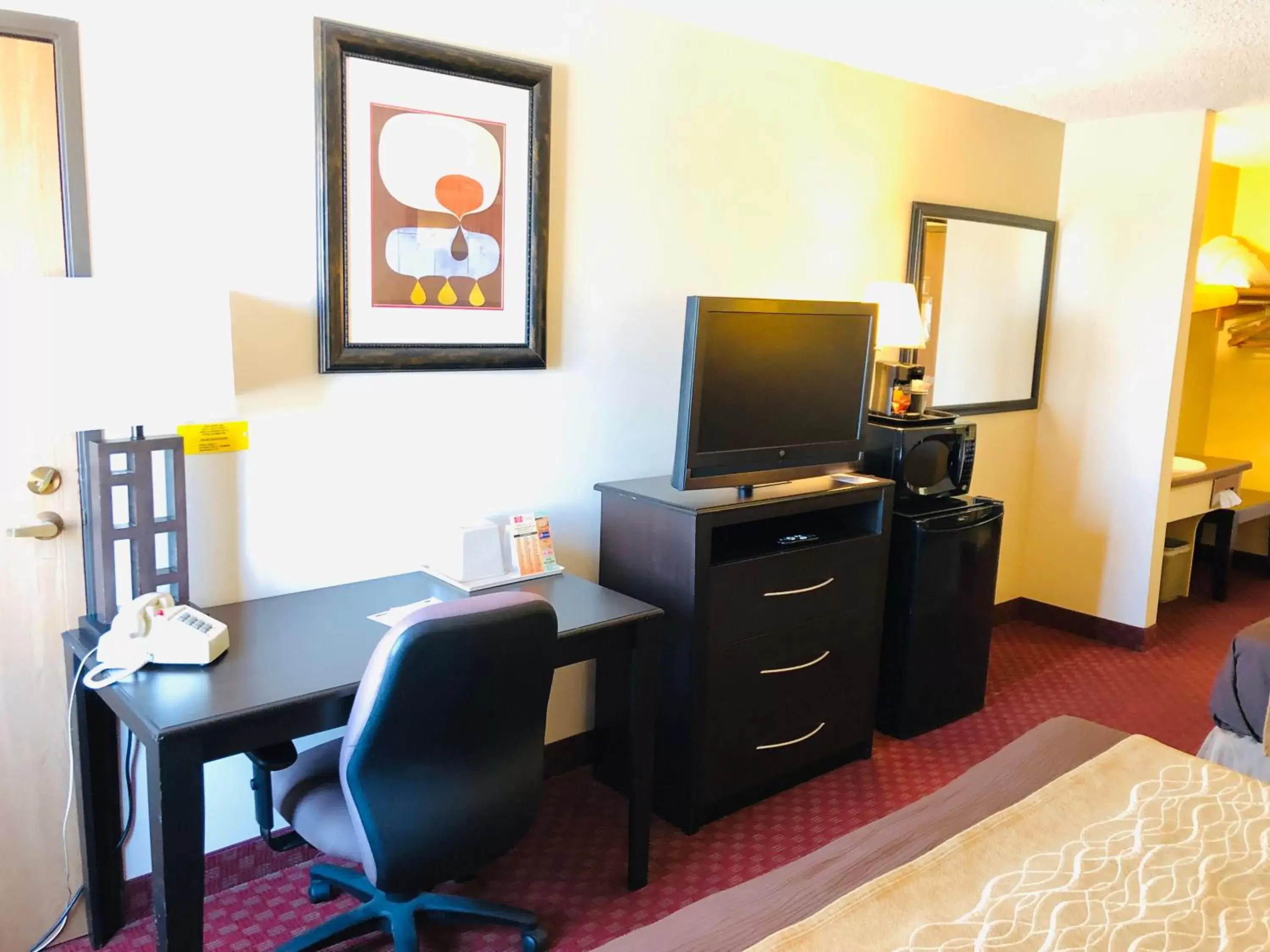 TV/Entertainment Center in Super 8 by Wyndham Omaha SW