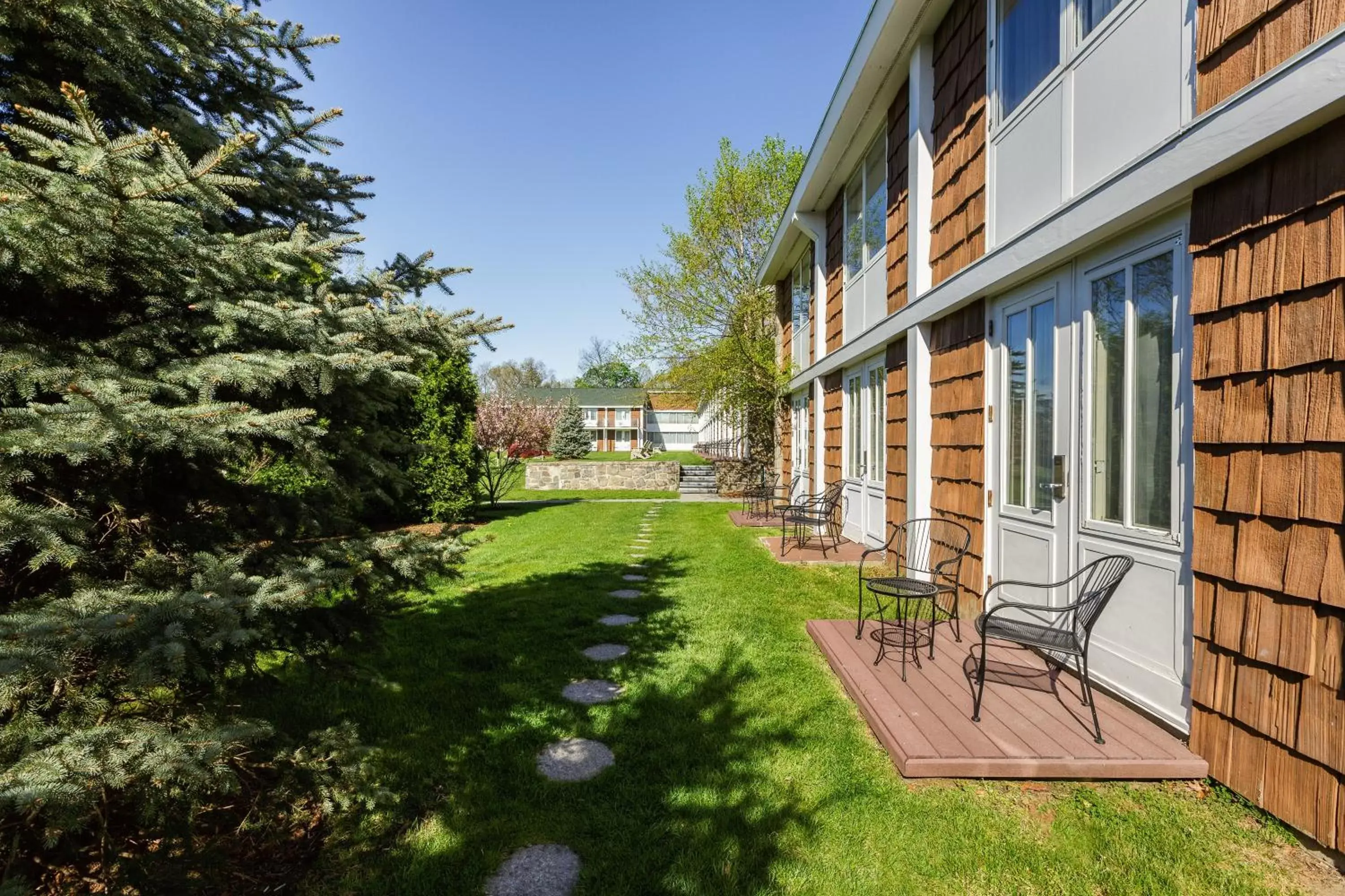 Patio, Property Building in Sleepy Hollow Hotel