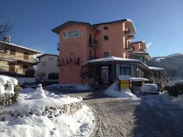 Facade/entrance, Winter in Hotel Giampy