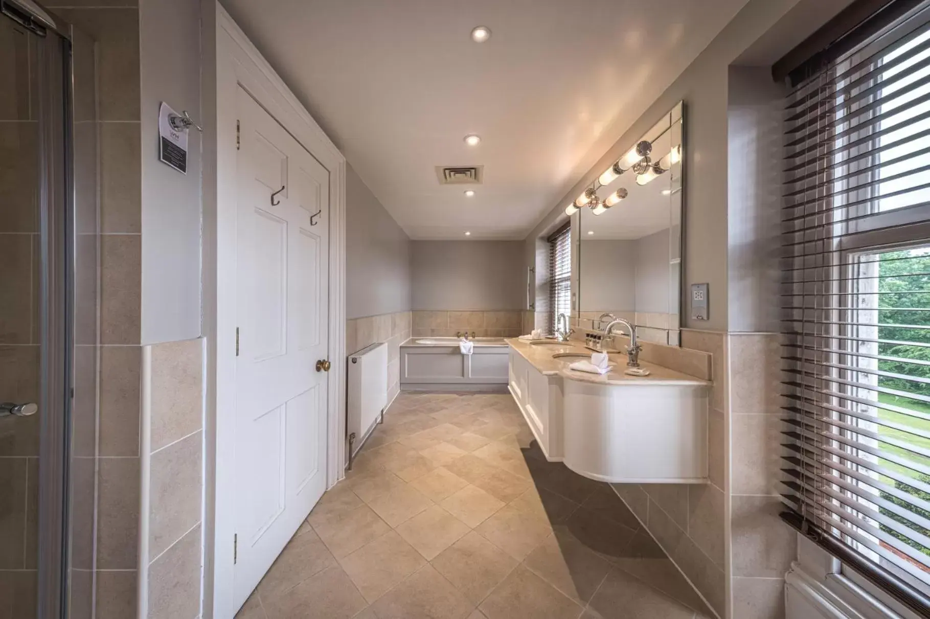 Bathroom, Kitchen/Kitchenette in Wivenhoe House Hotel