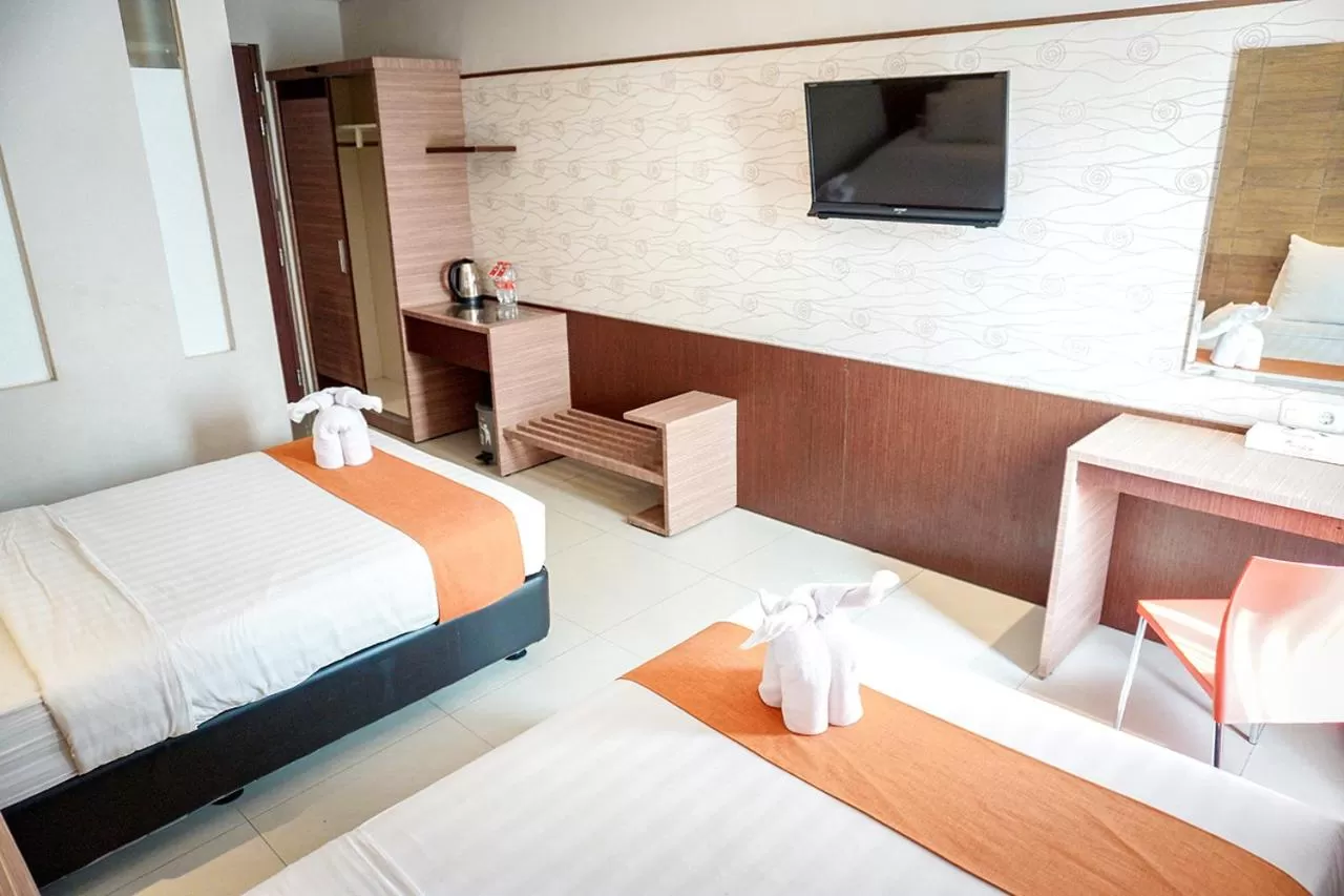 TV and multimedia, Bed in Andelir Hotel Simpang Lima Semarang