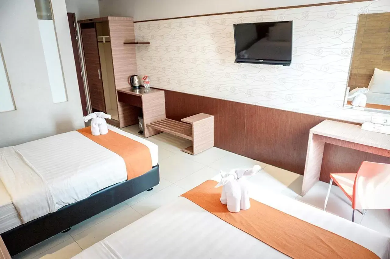 TV and multimedia, Bed in Andelir Hotel Simpang Lima Semarang