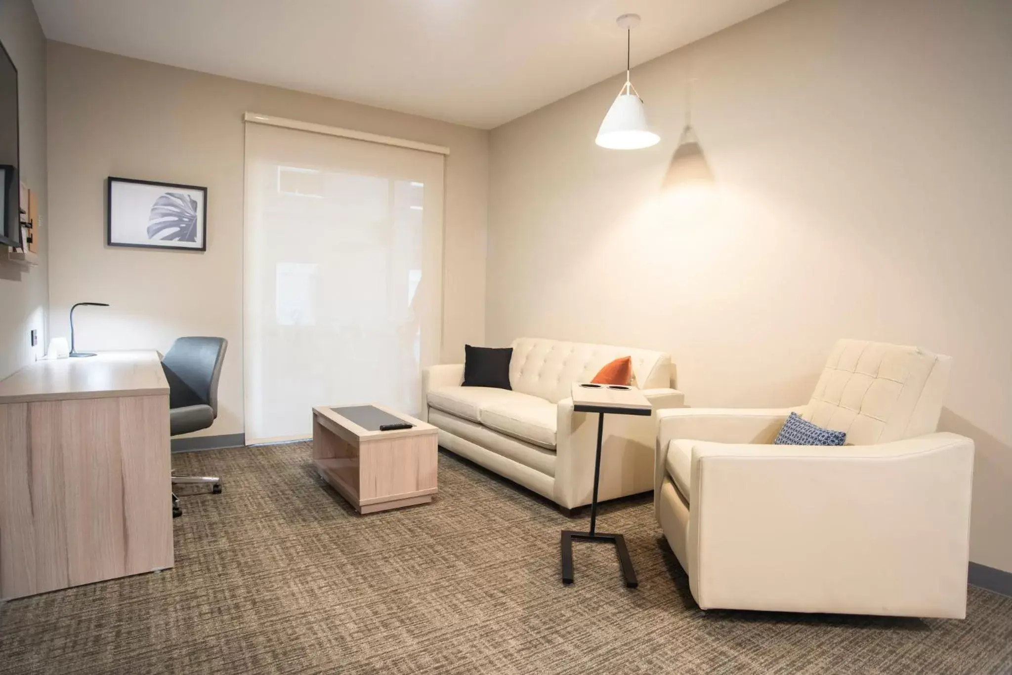 Photo of the whole room, Seating Area in Candlewood Suites - Guadalajara Galerias, an IHG Hotel