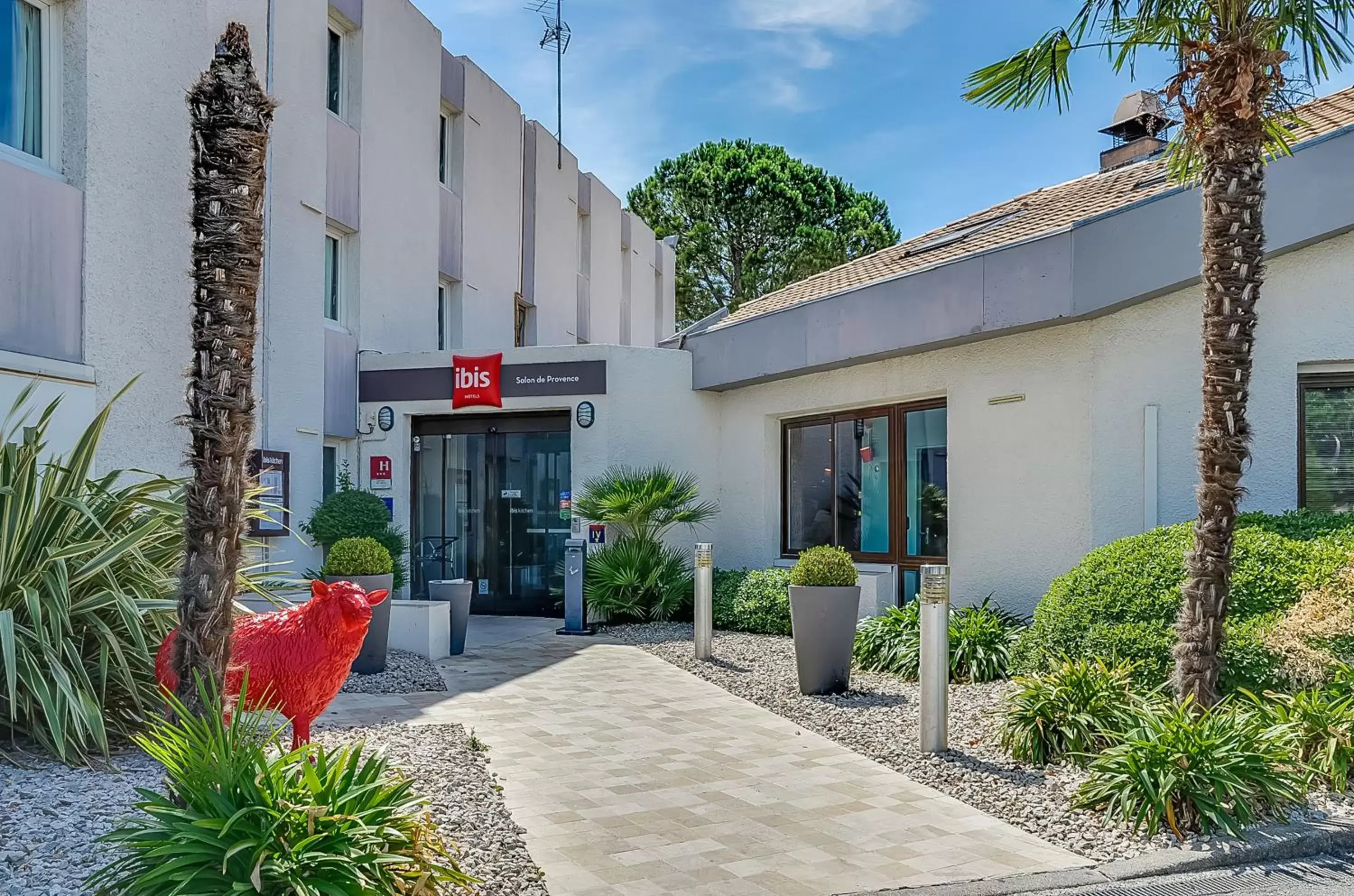 Facade/entrance, Property Building in ibis Salon de Provence