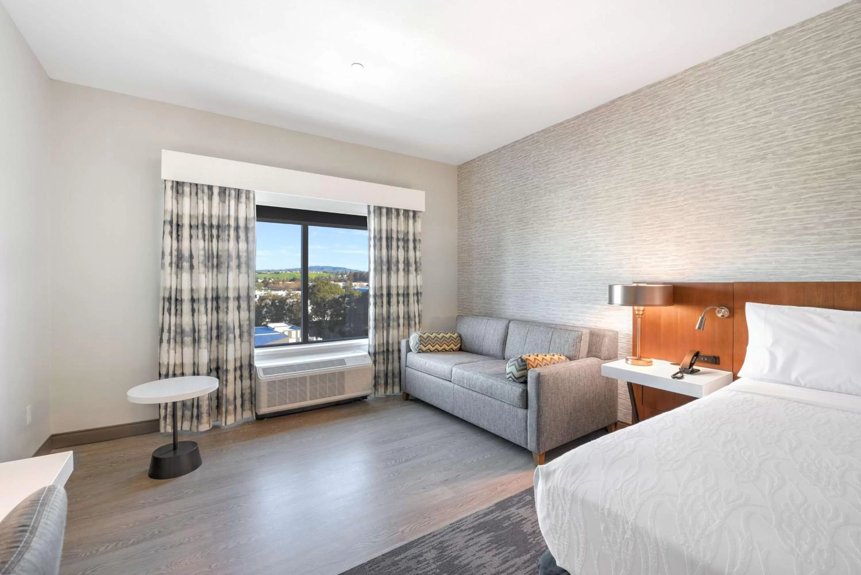 Living room, Bed in Hilton Garden Inn Fremont Milpitas