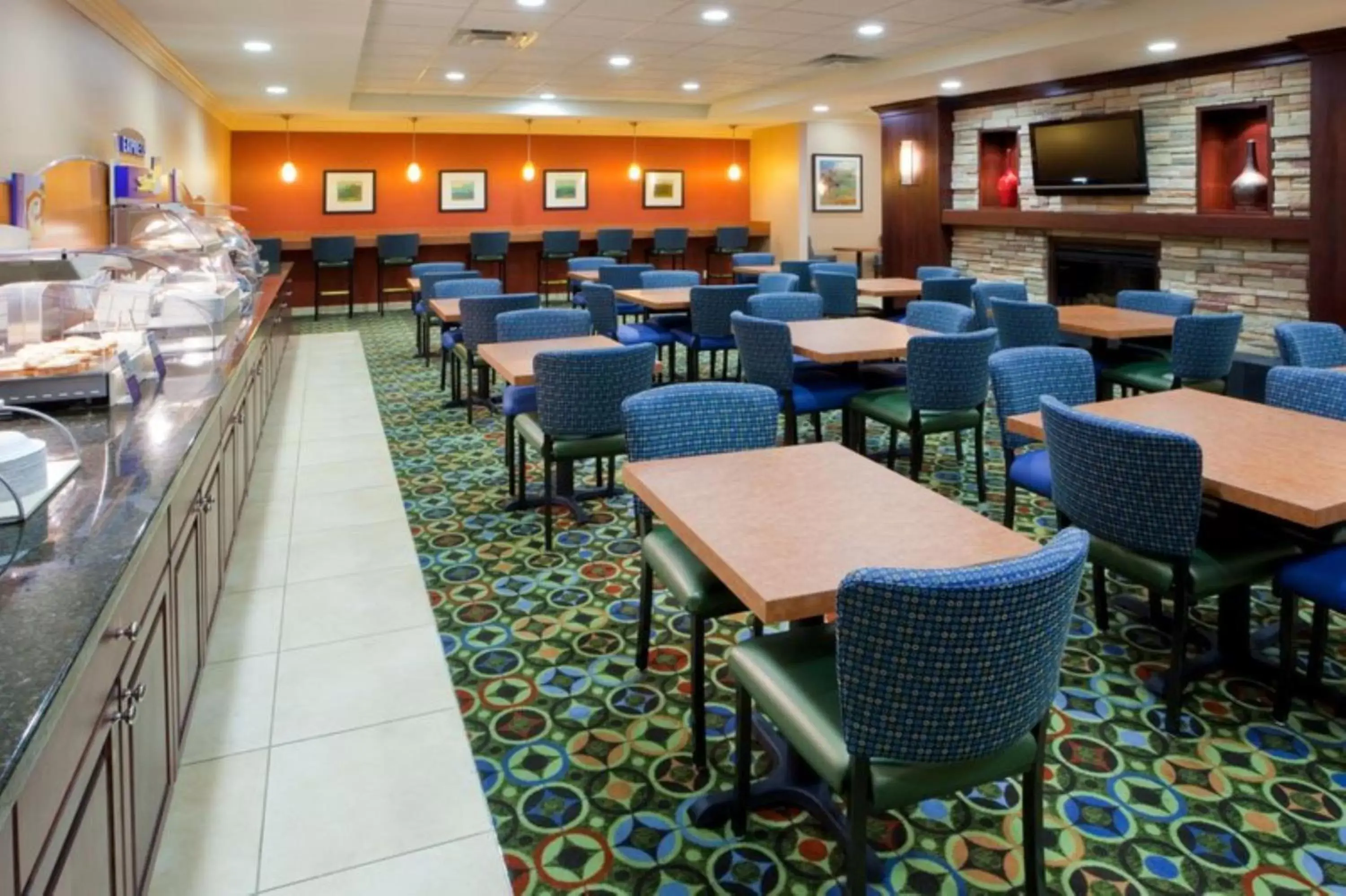 Seating area, Restaurant/Places to Eat in Holiday Inn Express Washington DC SW - Springfield, an IHG Hotel