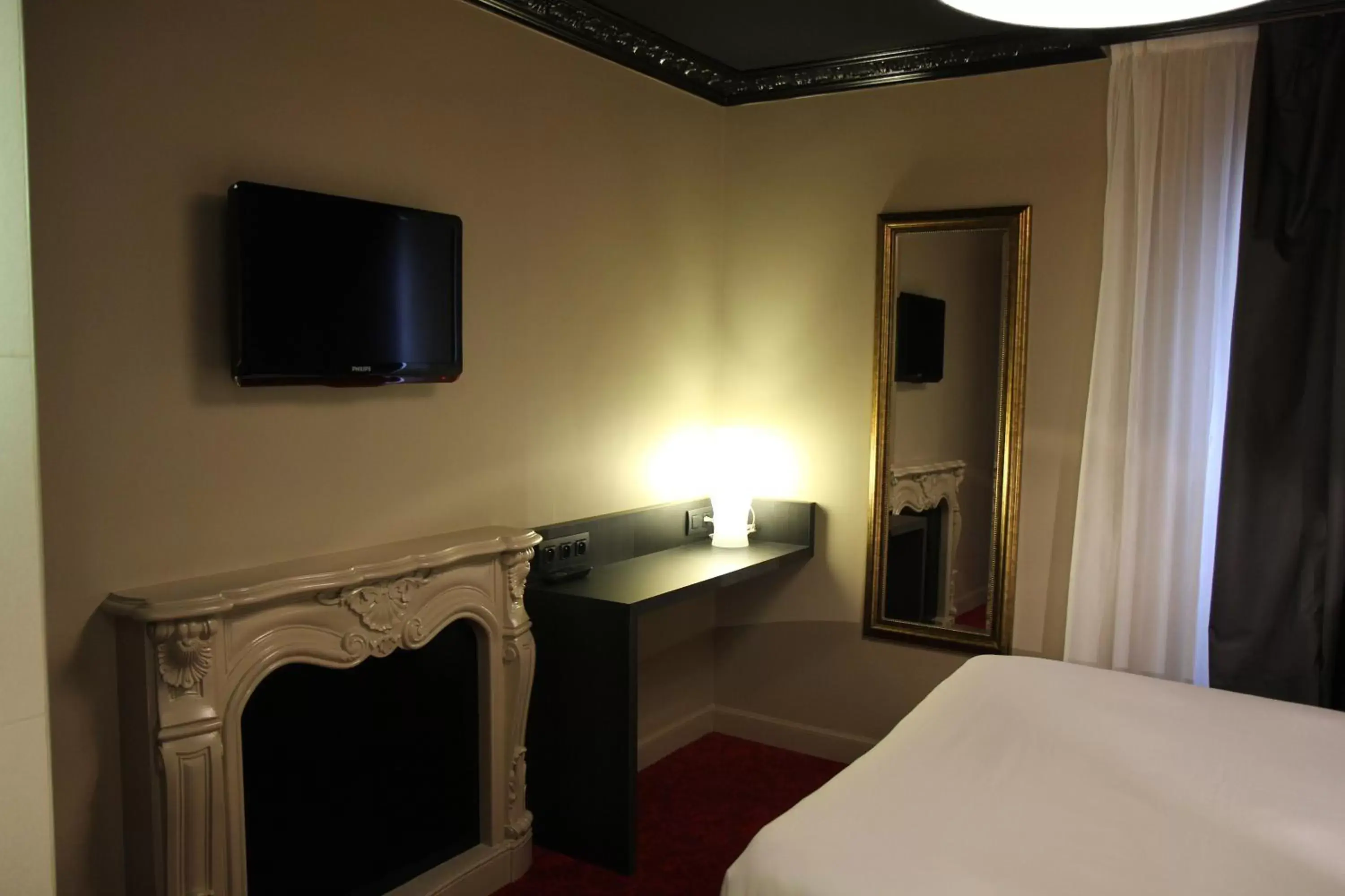 Bed, TV/Entertainment Center in Best Western Le Montmartre – Saint Pierre