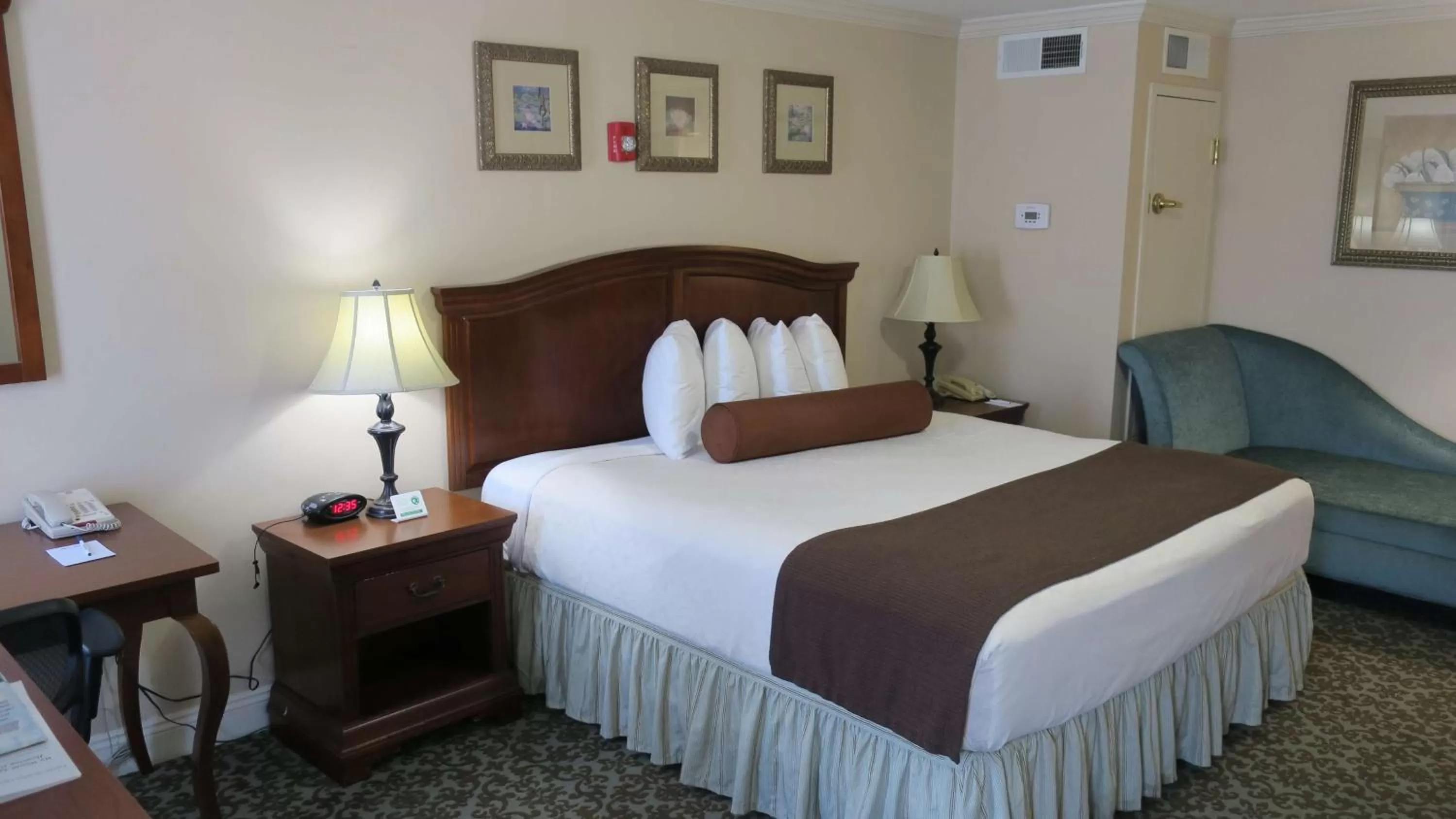 Photo of the whole room, Bed in Best Western Plus French Quarter Courtyard Hotel