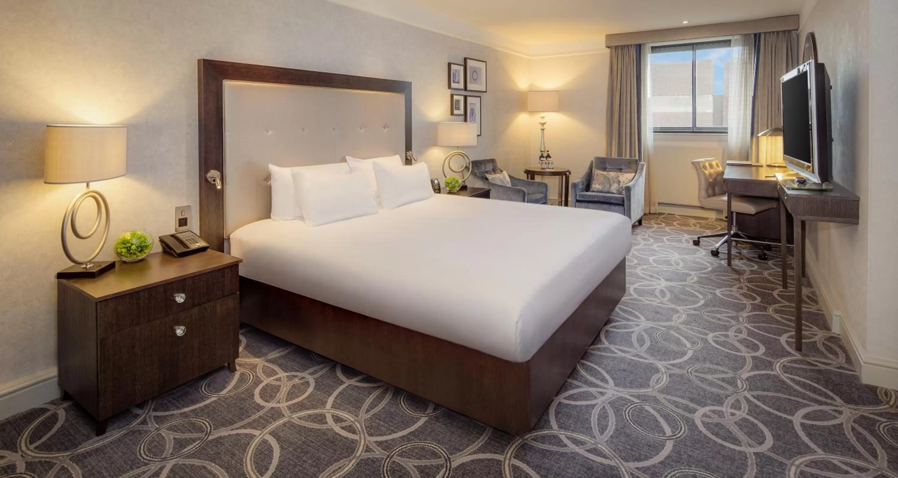 Bedroom, Bed in Glasgow Grosvenor Hotel