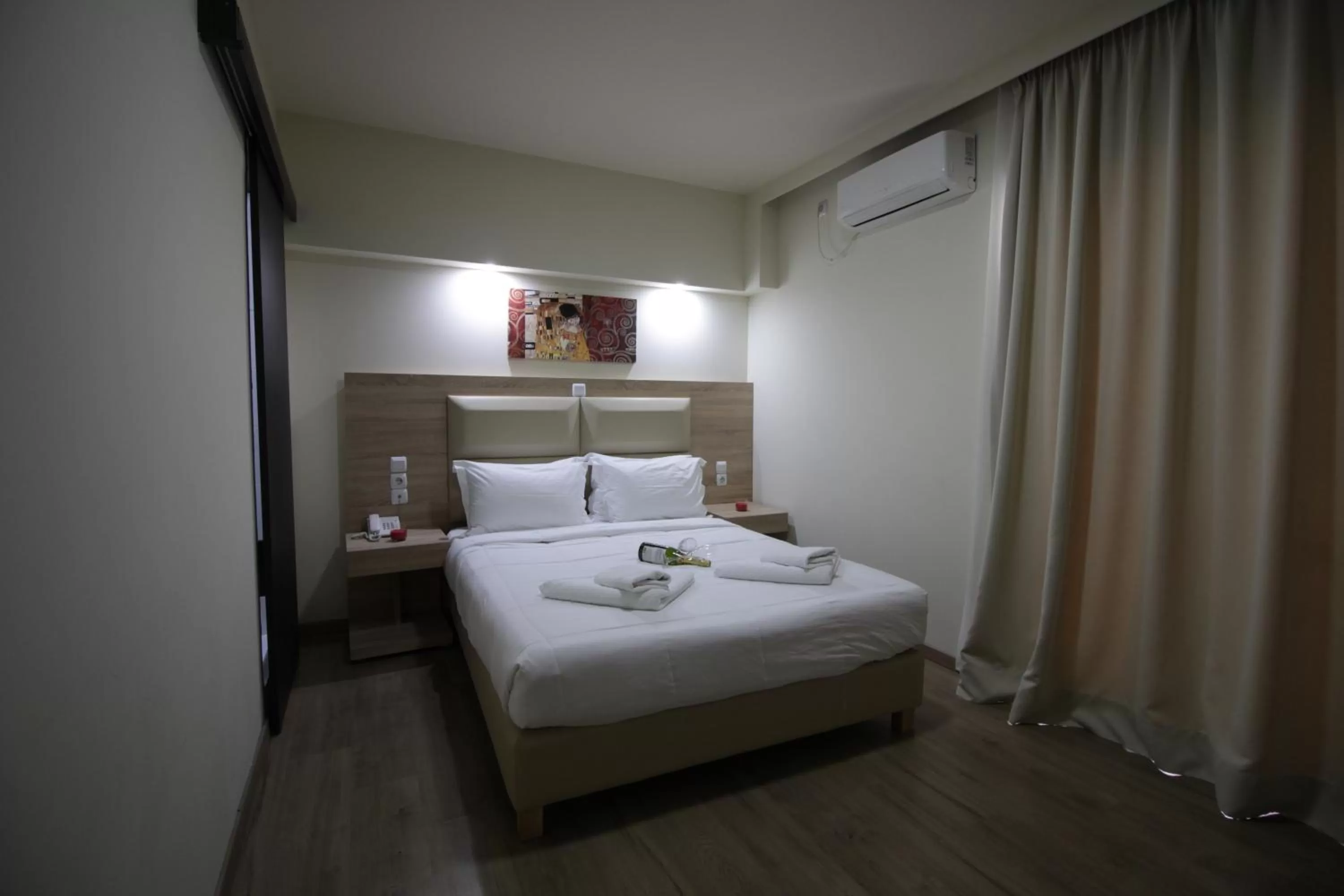 Photo of the whole room, Bed in Elikon