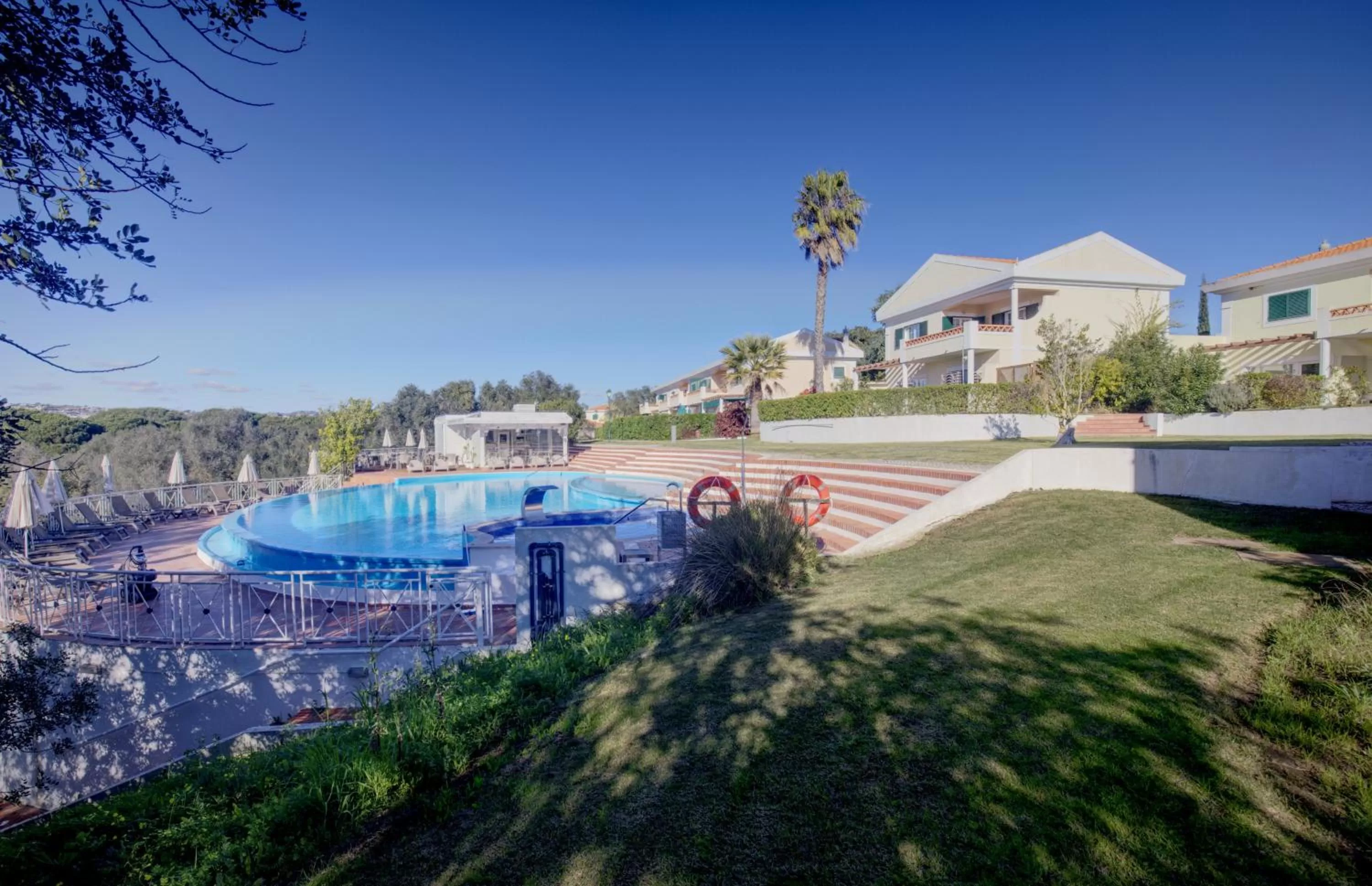 Swimming pool in Cegonha Country Club