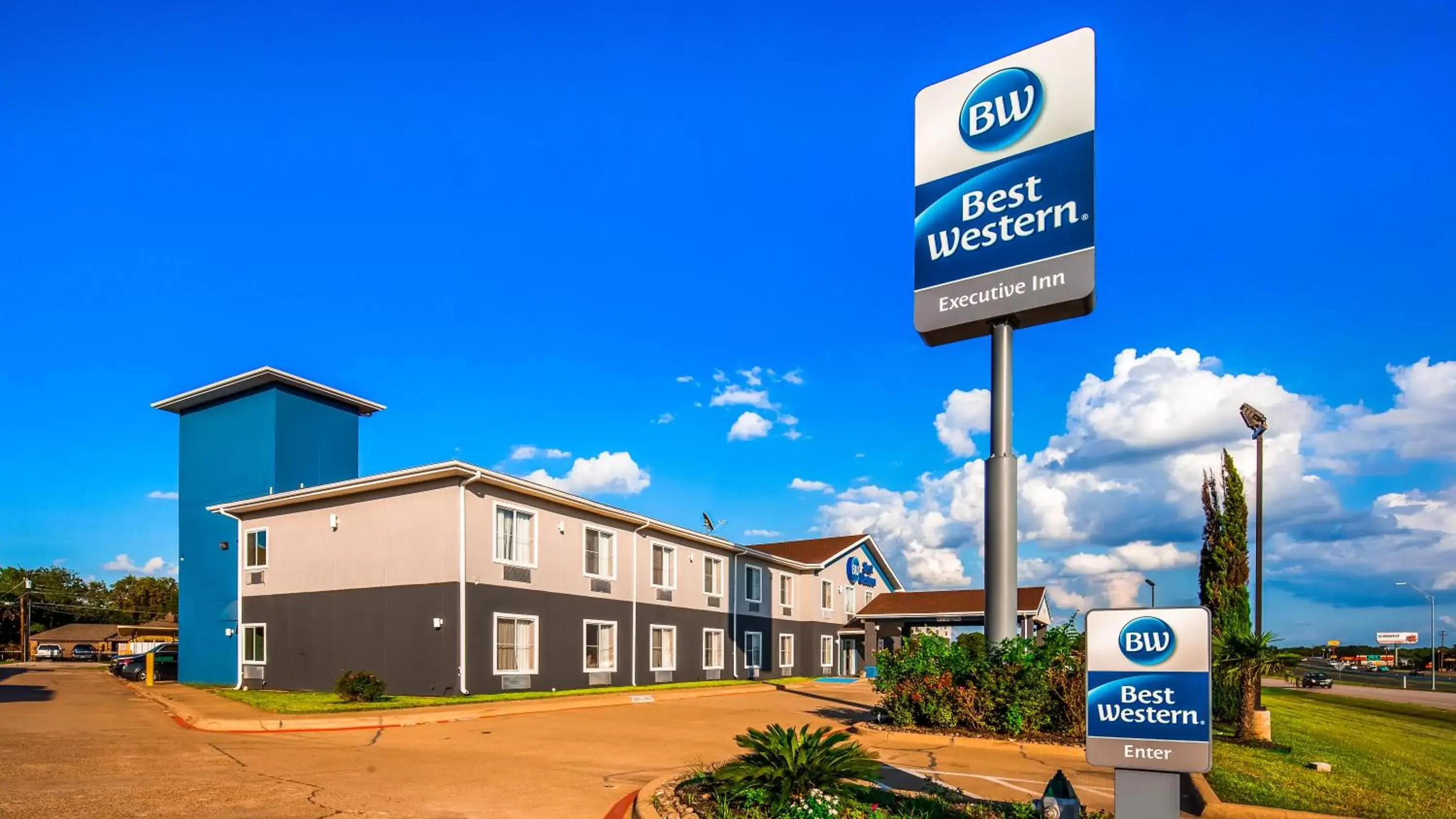 Facade/entrance, Property Building in Best Western Executive Inn