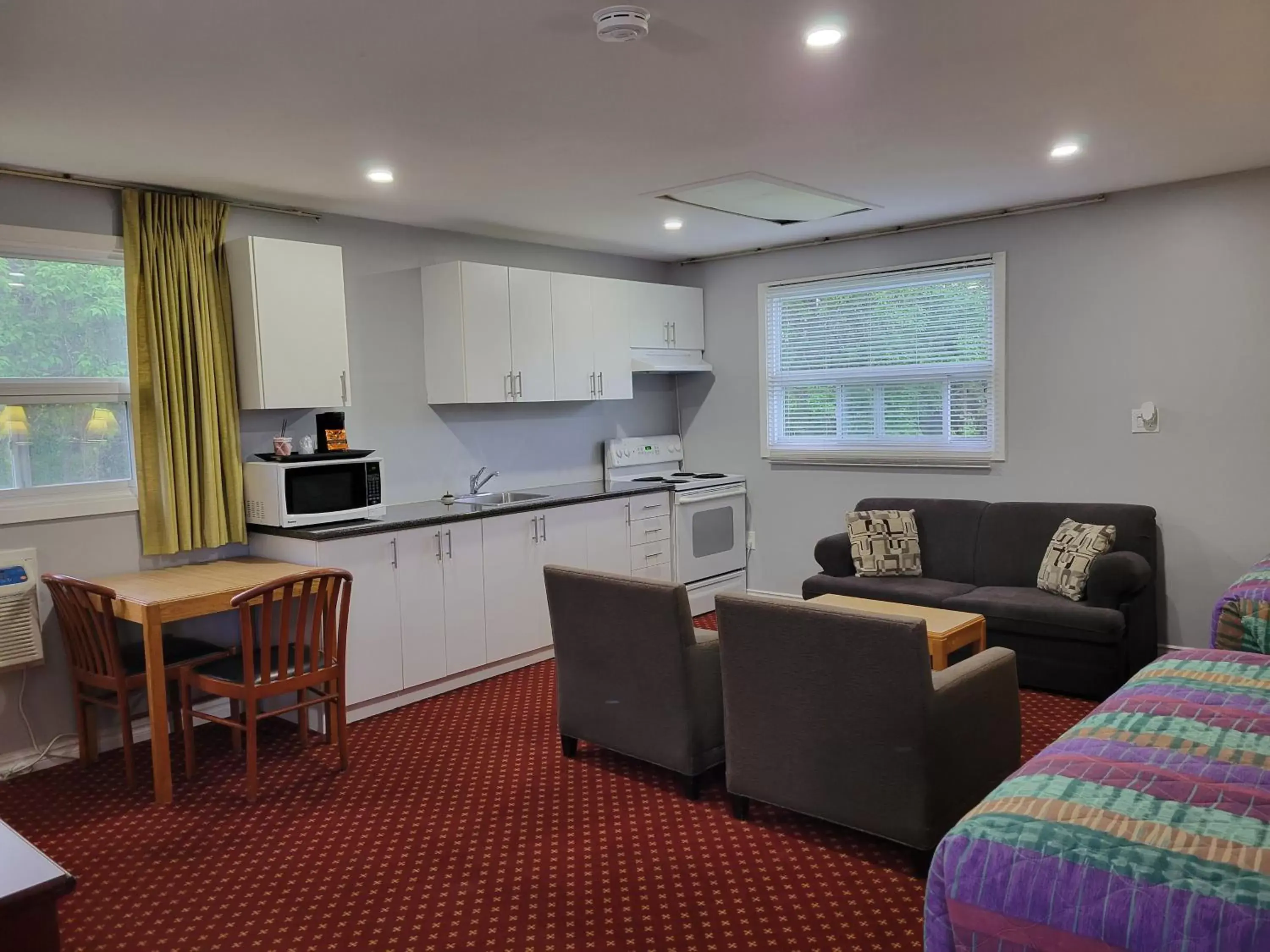 Kitchen or kitchenette, Seating Area in Knights Inn Cobourg