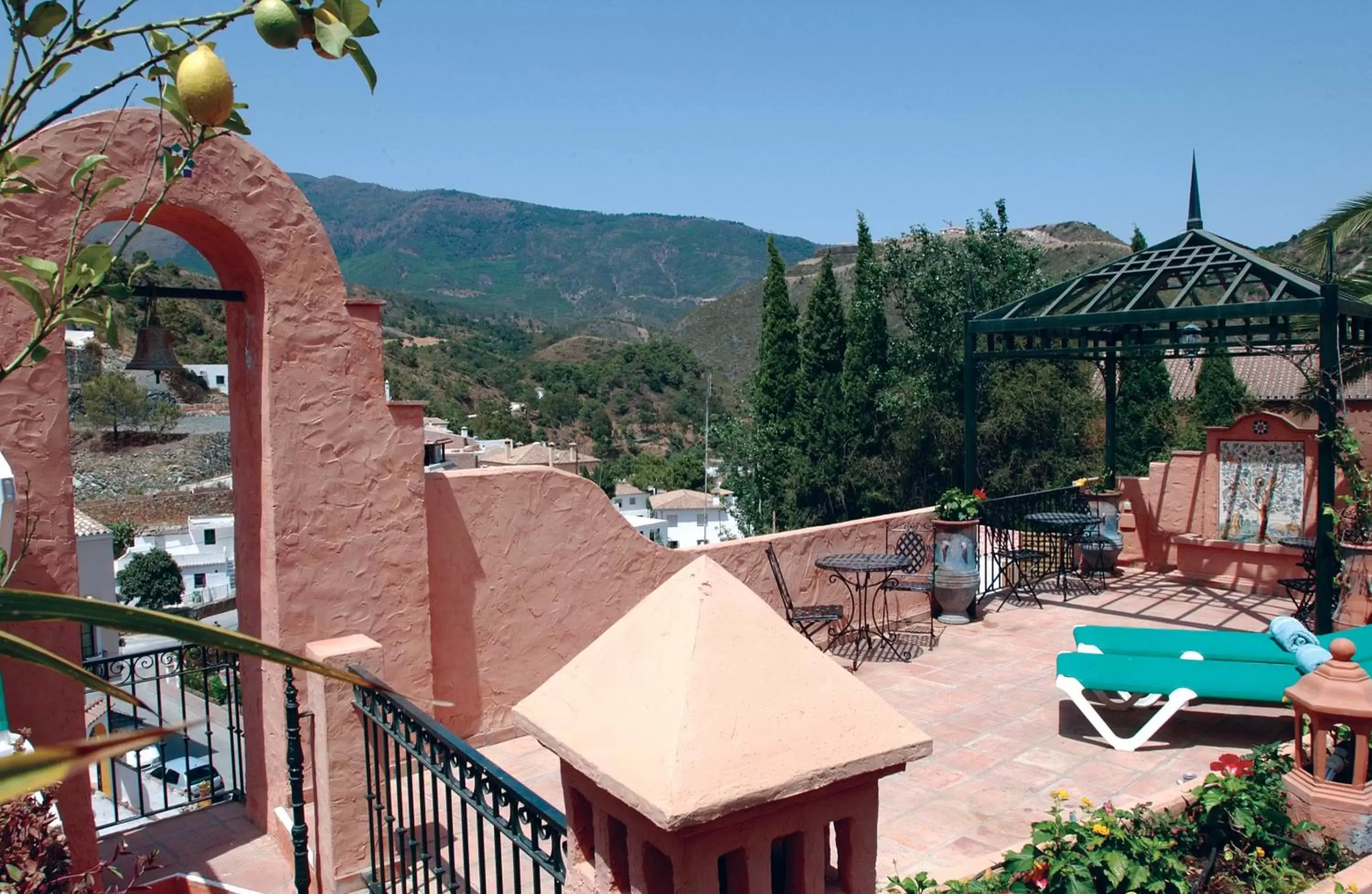 Patio, Mountain View in Hotel Amanhavis