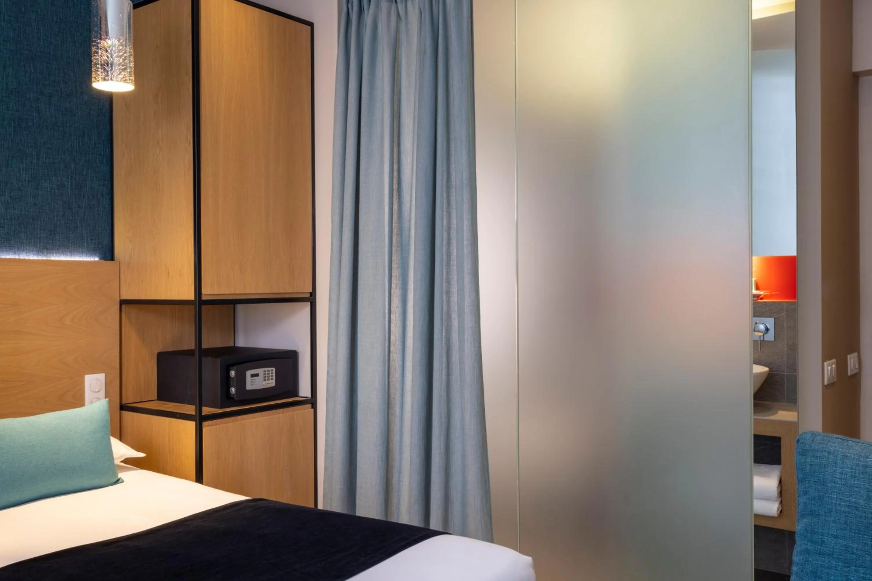 Bedroom, Bed in Hôtel Elixir