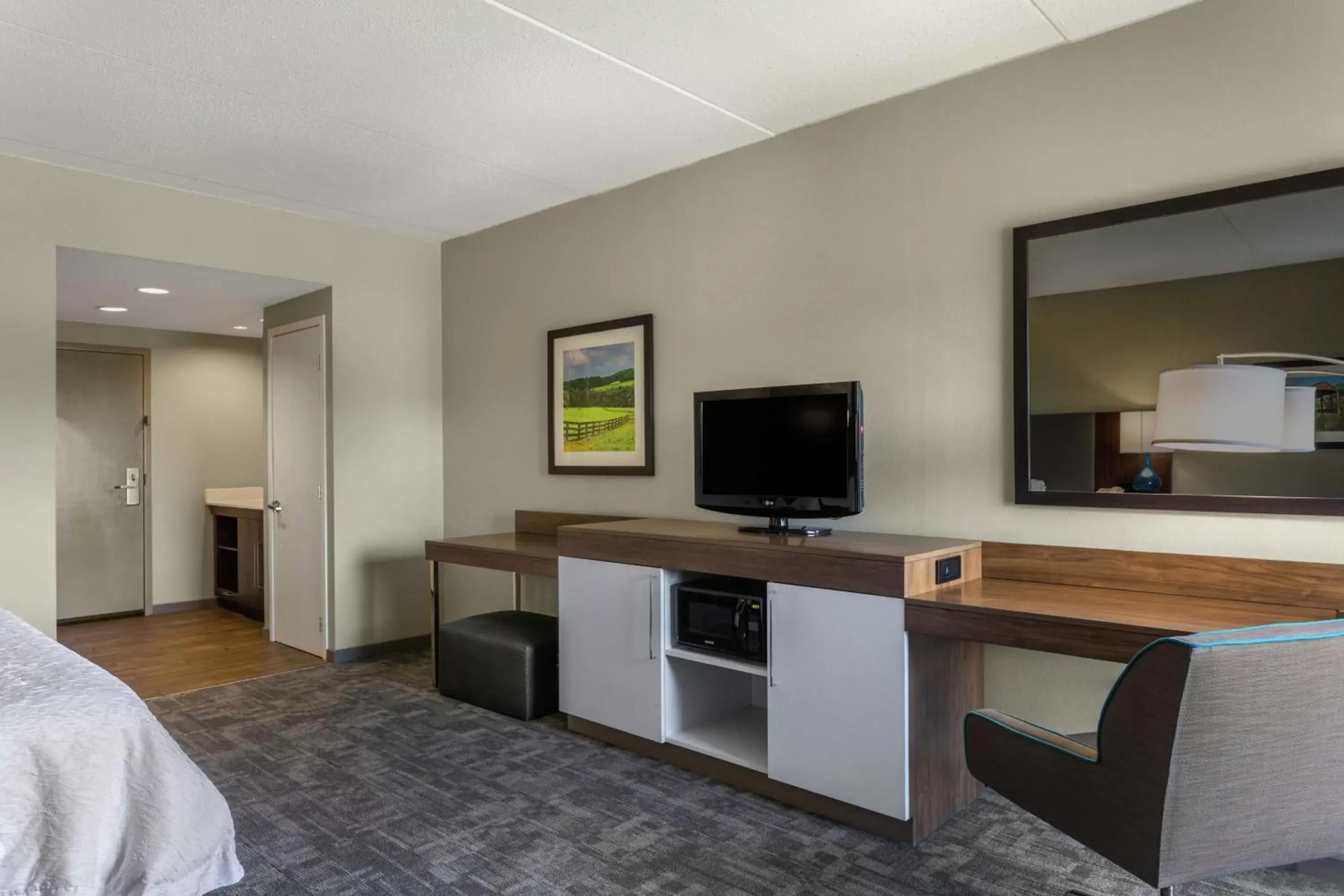 Bedroom, TV/Entertainment Center in Hampton Inn Bedford