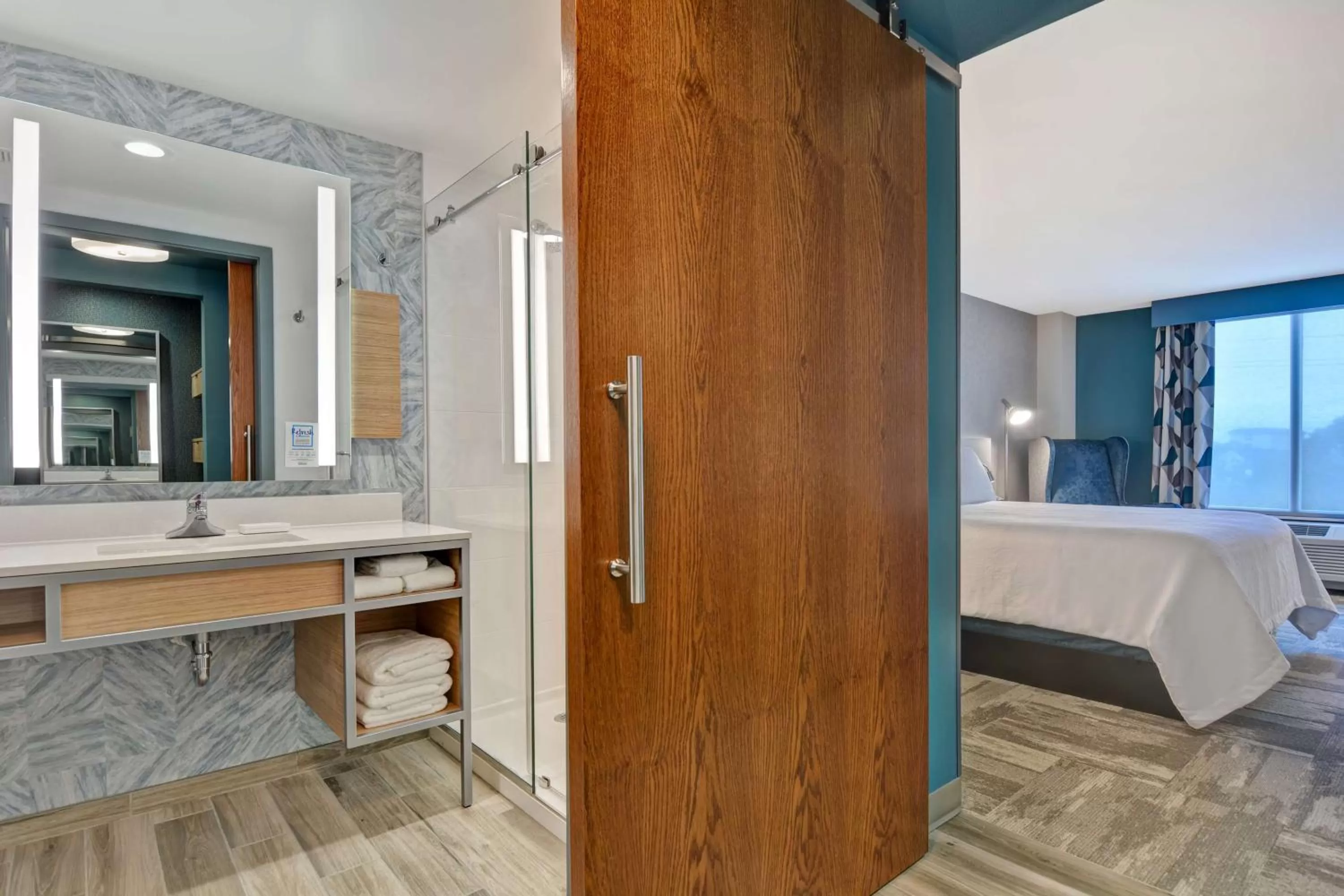 Bathroom, Bed in Hilton Garden Inn Destin Miramar Beach, Fl