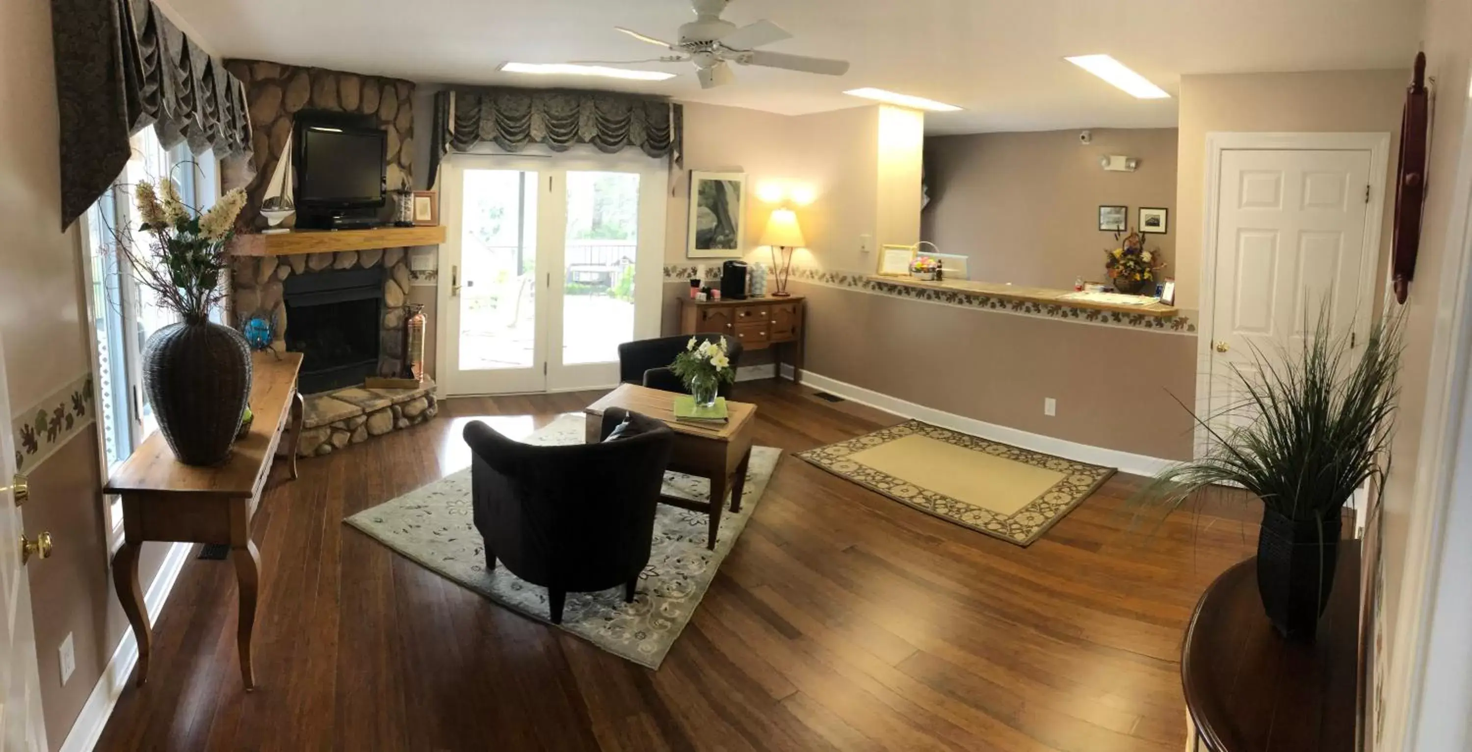 Lobby/Reception in Boxwood Lodge Blowing Rock near Boone-University