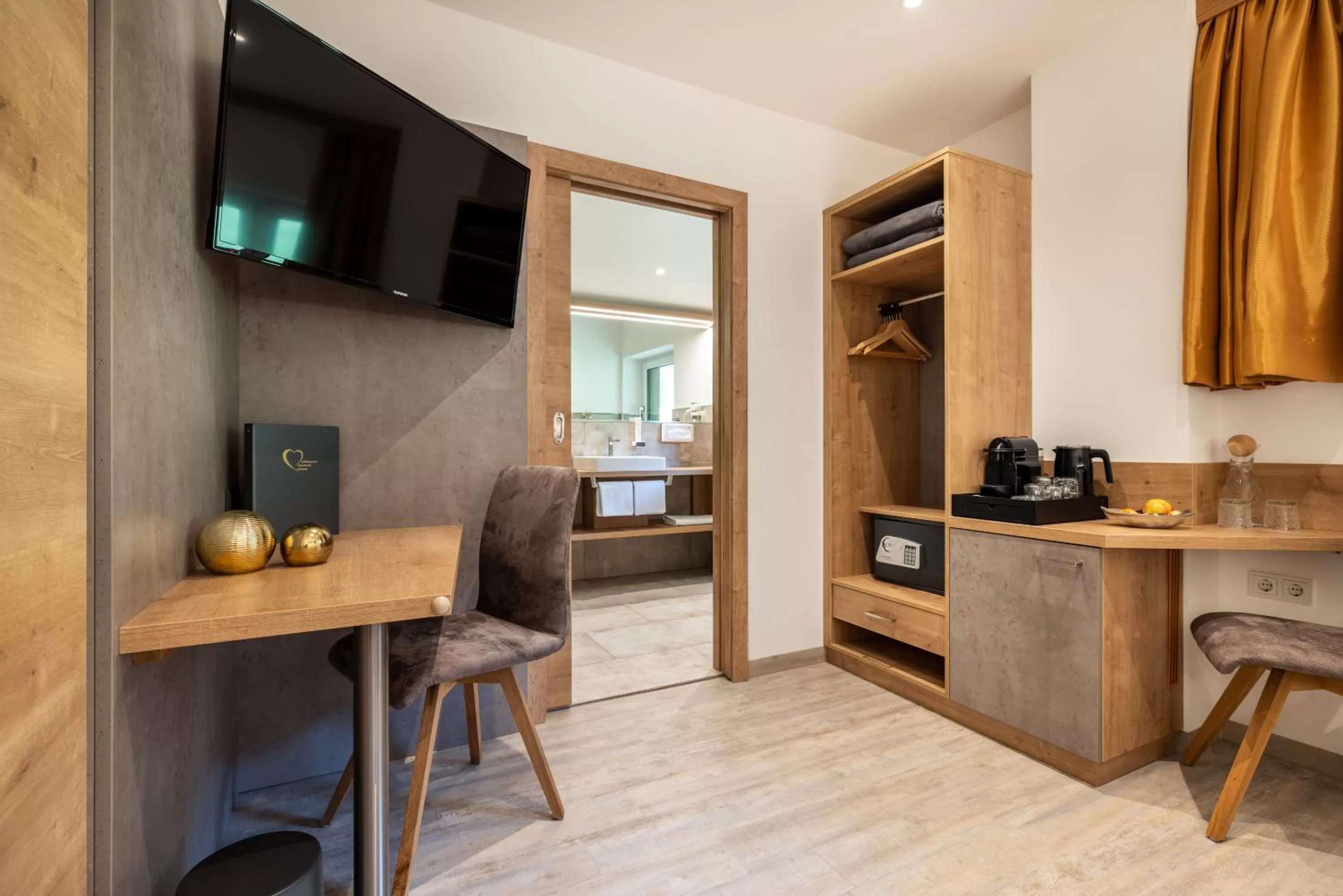 TV and multimedia in Der Burgblick-Adults Only