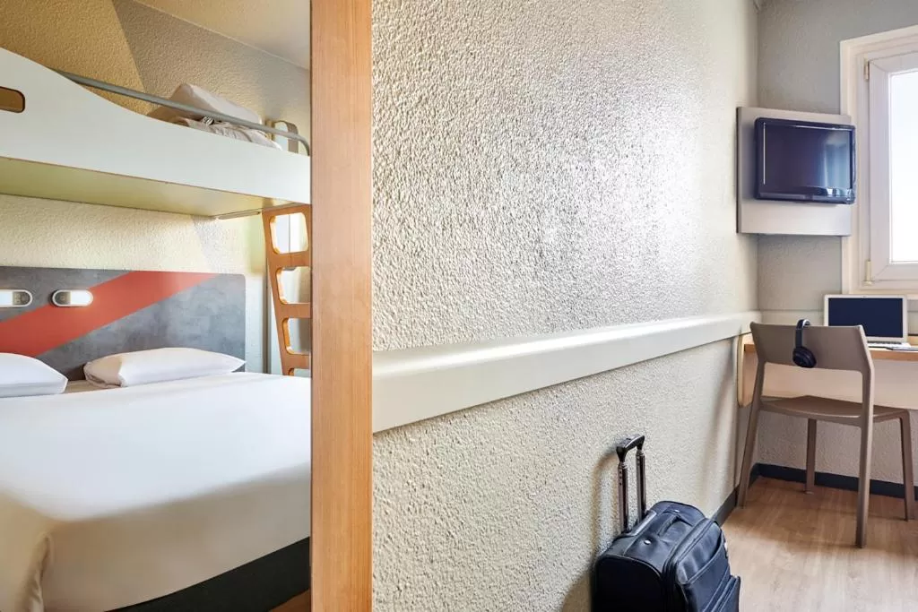 Bedroom, Bed in ibis budget Paris Porte d'Aubervilliers