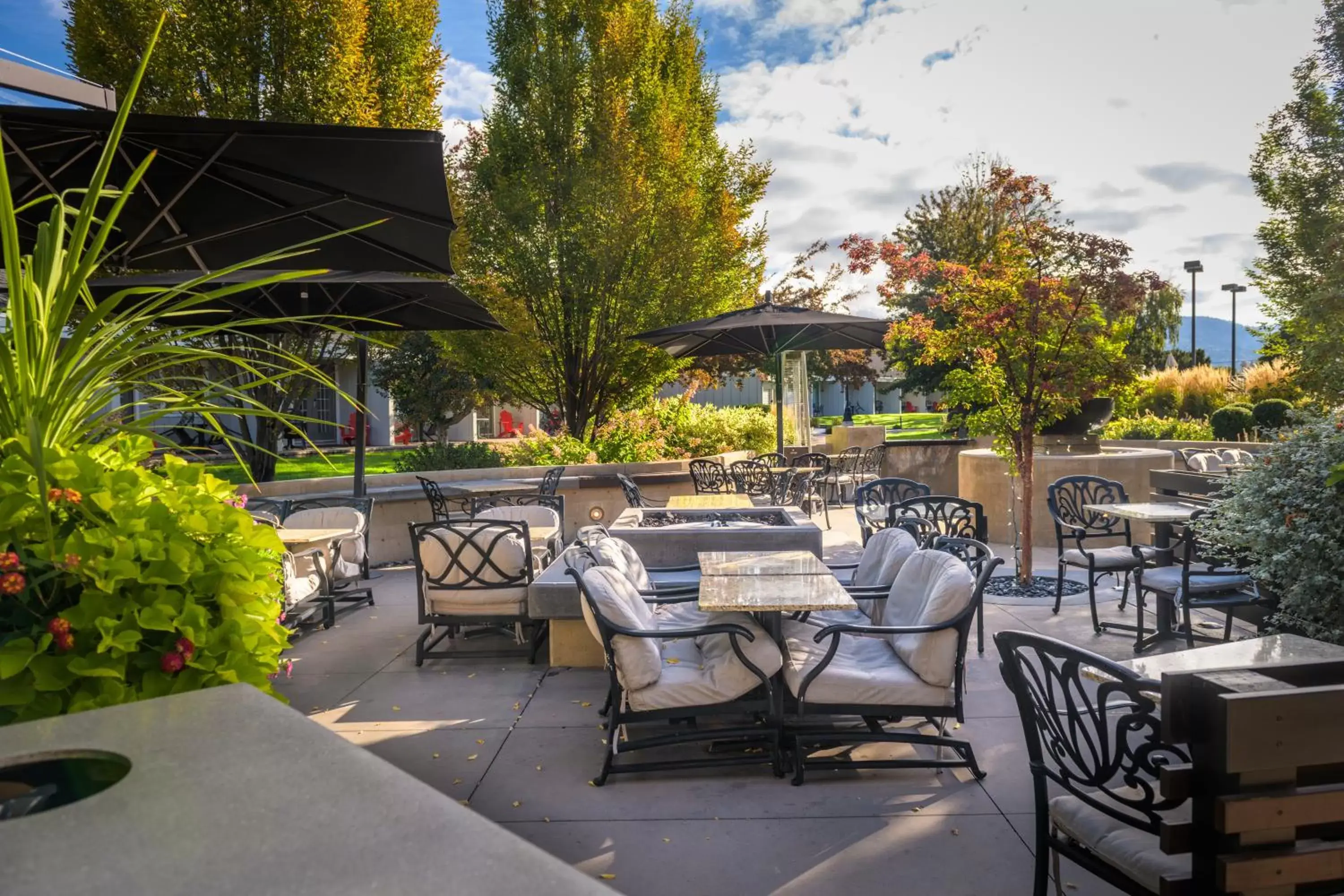 Patio, Restaurant/Places to Eat in Ramada by Wyndham Penticton Hotel & Suites