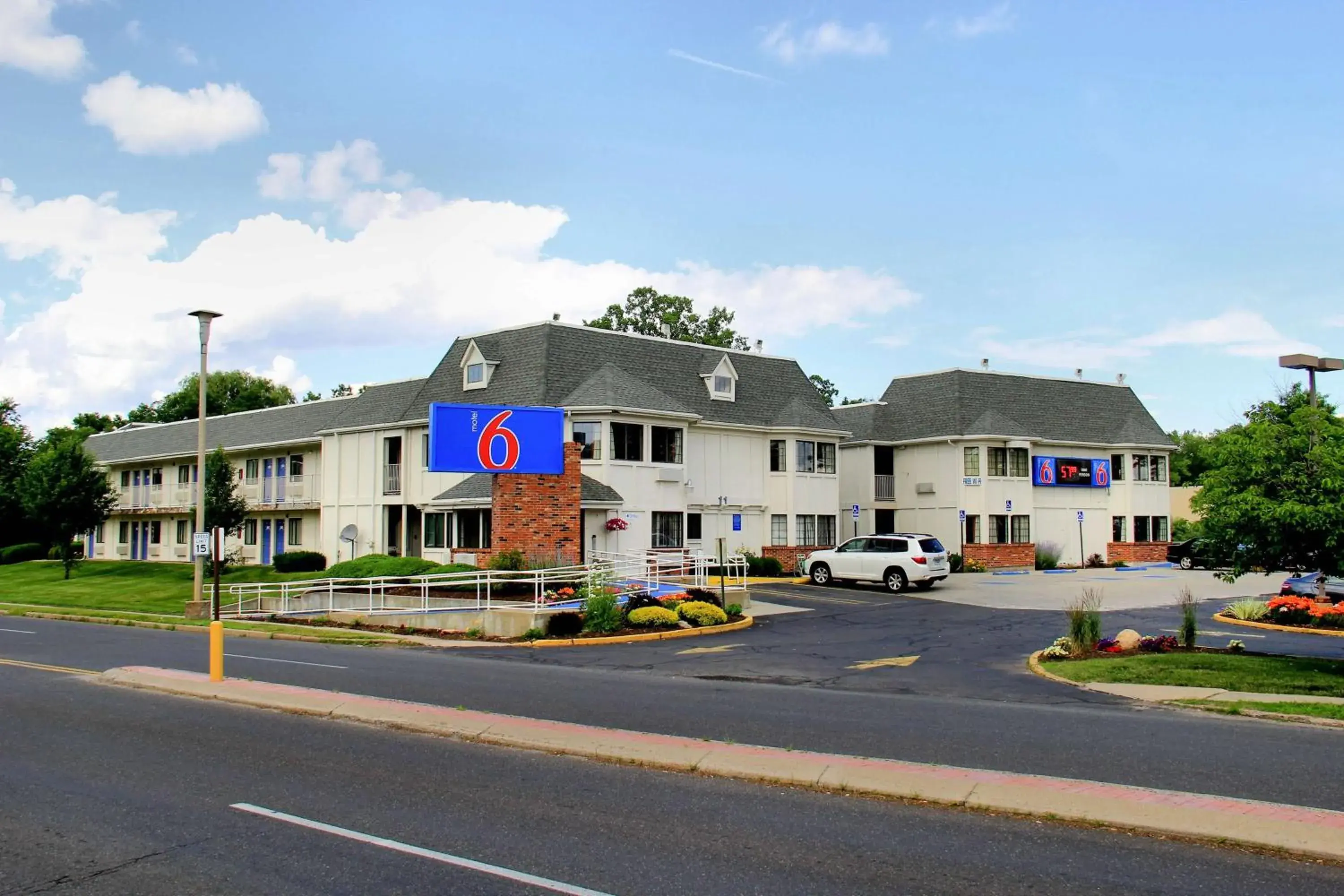 Property Building in Motel 6-Enfield, CT - Hartford