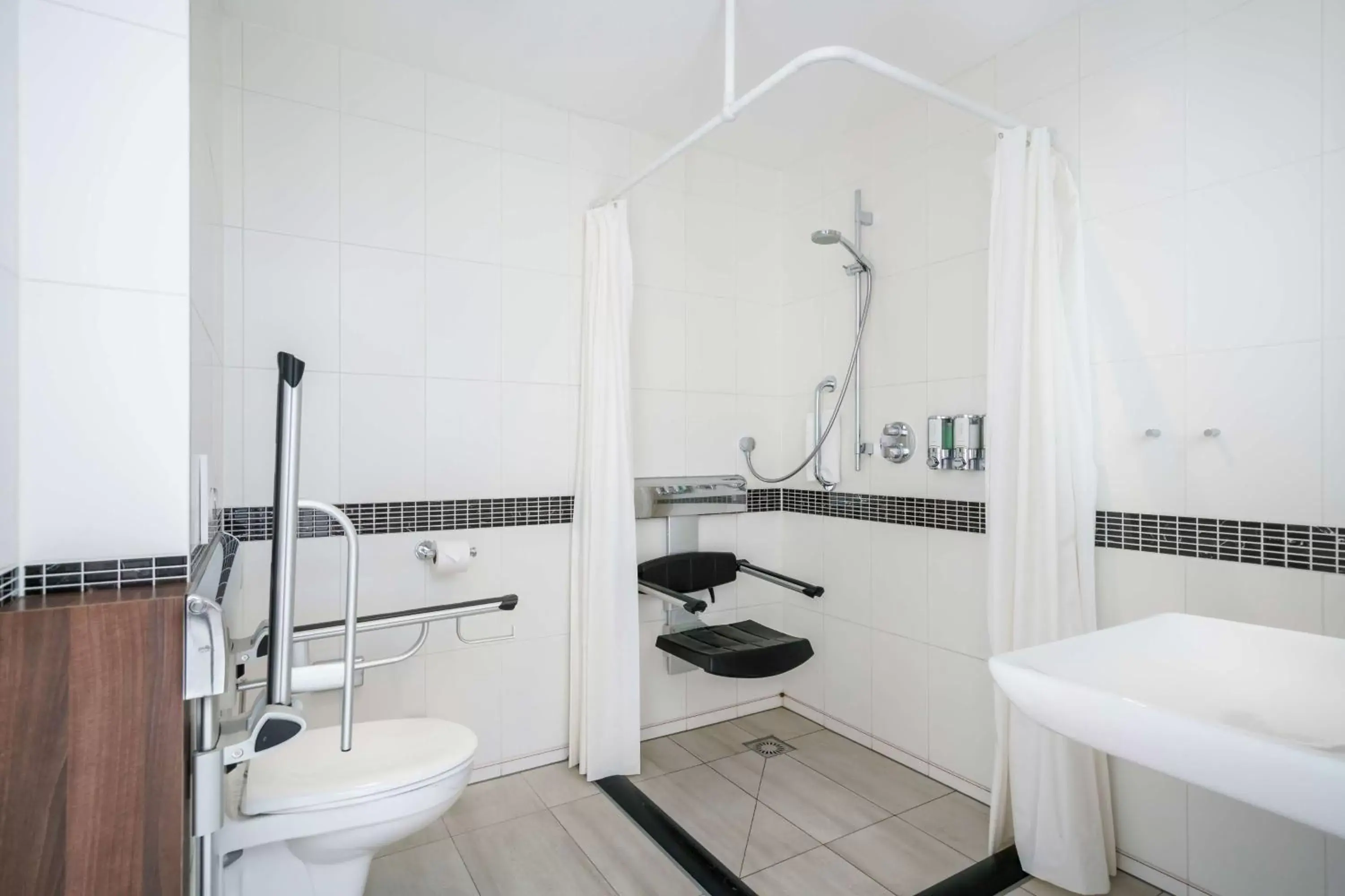Bathroom in Hampton by Hilton Amsterdam Centre East